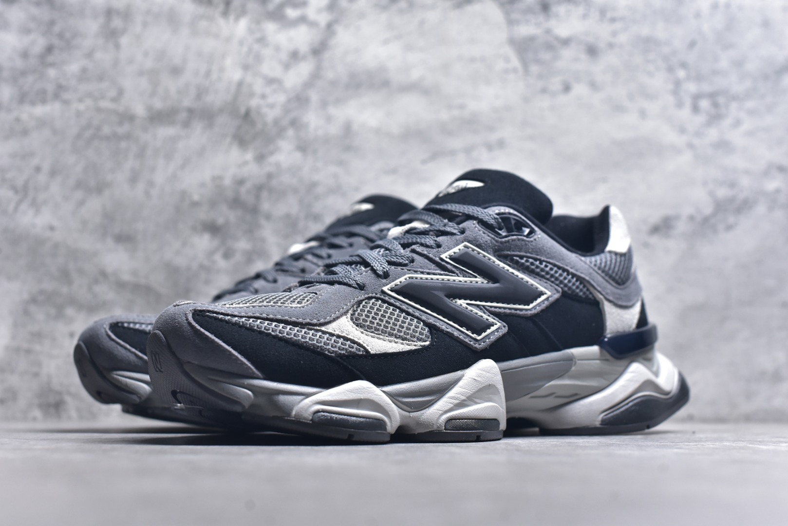 图片[2]-#New Balance NB9060 联名款 复古休闲运动慢跑鞋 黑灰色 U9060ERA 全套原楦原纸板原厂数据开发 进口三明治网面 原装进口翻毛皮料正确绒感卡色 正确中底拉帮中底网布细节 原厂标裁 带紫光防伪 定制后跟透明水晶模块 冲裁组合 大底贴合程度胶水上色把控完美 整洁度挑战全网艺术家 多道序QC把关品质完善 匠心打造 耗时两个月开发完成 工艺极其复杂难度可想而知 新开独立私模大底 全网唯一正确六层组合大底 高端零售专供产物 尺码：36 37 37.5 38 38.5 39 40 40.5 41 42 42.5 43 44 45 46.5-选品中心