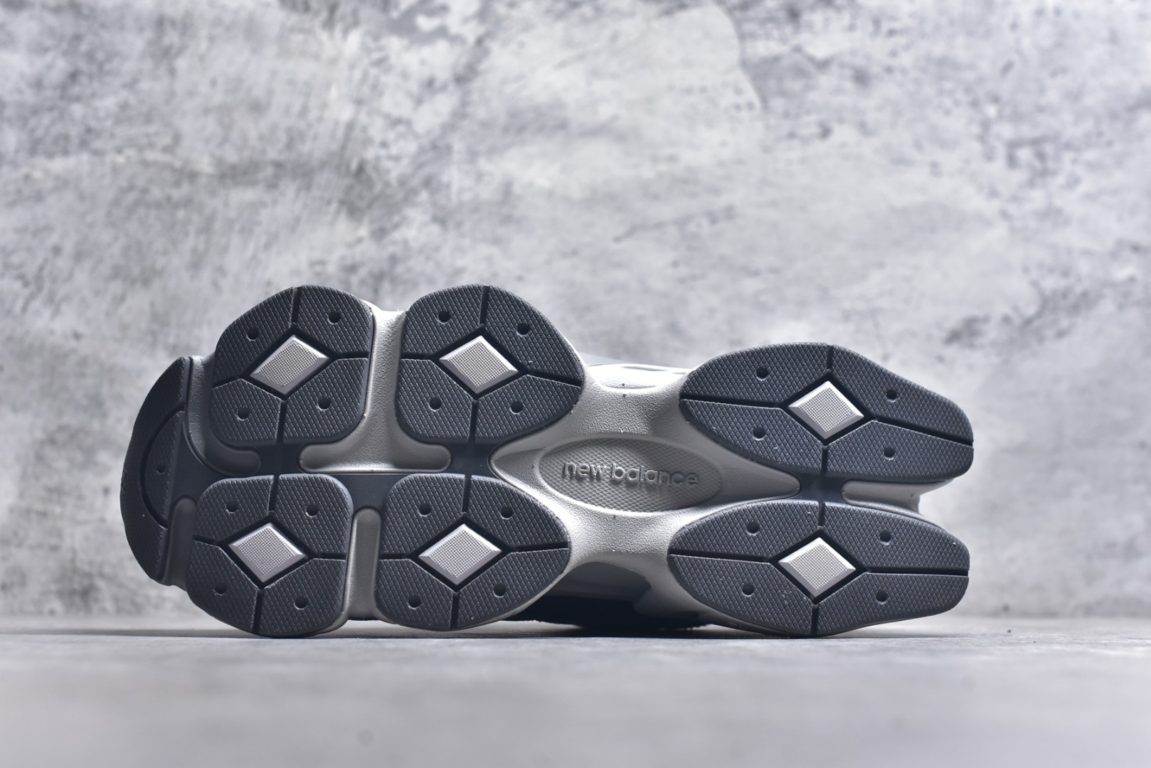 图片[6]-#New Balance NB9060 联名款 复古休闲运动慢跑鞋 黑灰色 U9060ERA 全套原楦原纸板原厂数据开发 进口三明治网面 原装进口翻毛皮料正确绒感卡色 正确中底拉帮中底网布细节 原厂标裁 带紫光防伪 定制后跟透明水晶模块 冲裁组合 大底贴合程度胶水上色把控完美 整洁度挑战全网艺术家 多道序QC把关品质完善 匠心打造 耗时两个月开发完成 工艺极其复杂难度可想而知 新开独立私模大底 全网唯一正确六层组合大底 高端零售专供产物 尺码：36 37 37.5 38 38.5 39 40 40.5 41 42 42.5 43 44 45 46.5-选品中心