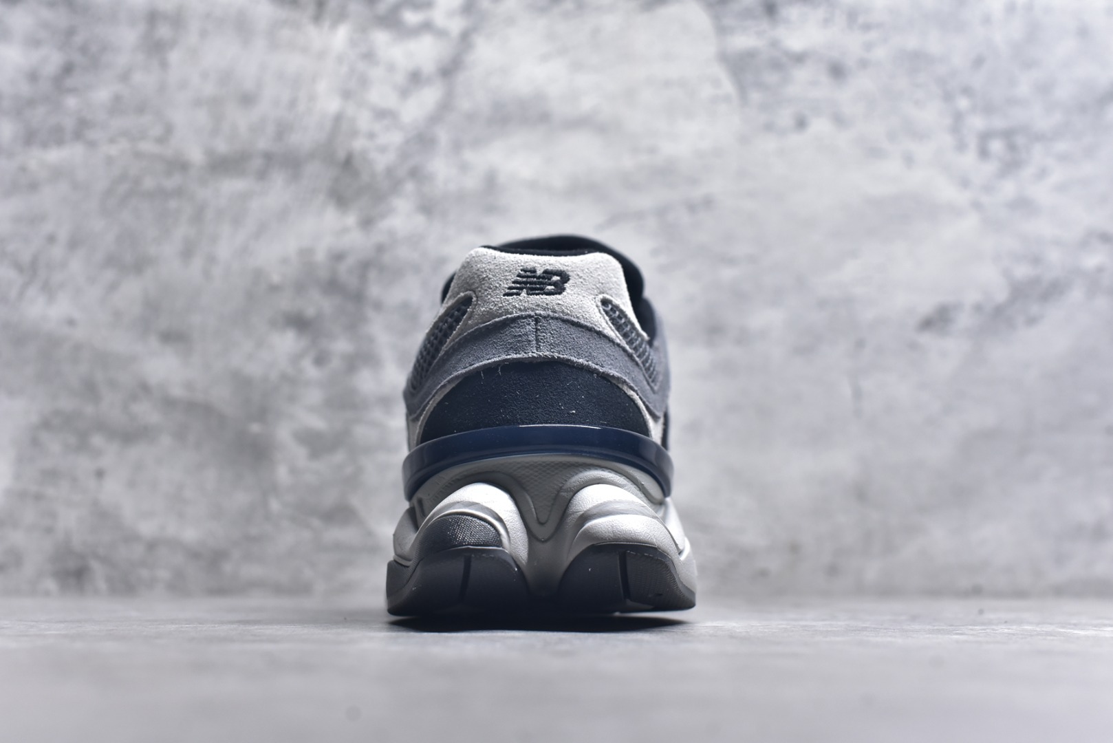 图片[5]-#New Balance NB9060 联名款 复古休闲运动慢跑鞋 黑灰色 U9060ERA 全套原楦原纸板原厂数据开发 进口三明治网面 原装进口翻毛皮料正确绒感卡色 正确中底拉帮中底网布细节 原厂标裁 带紫光防伪 定制后跟透明水晶模块 冲裁组合 大底贴合程度胶水上色把控完美 整洁度挑战全网艺术家 多道序QC把关品质完善 匠心打造 耗时两个月开发完成 工艺极其复杂难度可想而知 新开独立私模大底 全网唯一正确六层组合大底 高端零售专供产物 尺码：36 37 37.5 38 38.5 39 40 40.5 41 42 42.5 43 44 45 46.5-选品中心