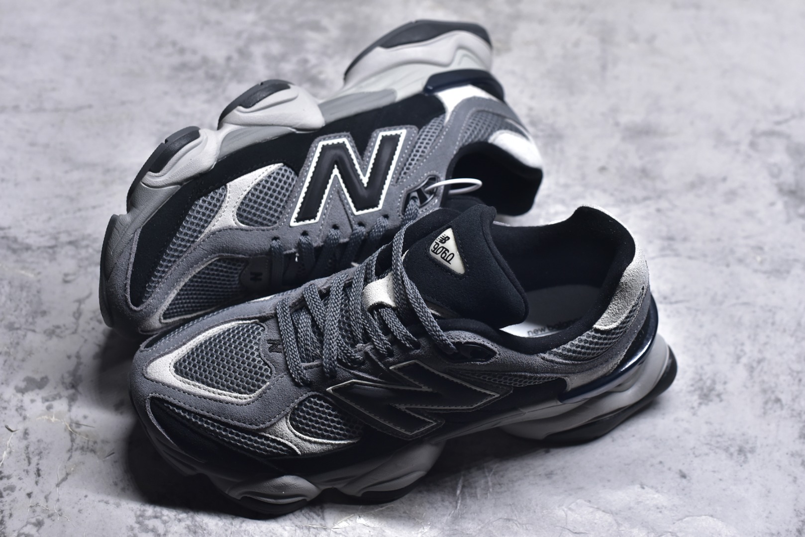 图片[7]-#New Balance NB9060 联名款 复古休闲运动慢跑鞋 黑灰色 U9060ERA 全套原楦原纸板原厂数据开发 进口三明治网面 原装进口翻毛皮料正确绒感卡色 正确中底拉帮中底网布细节 原厂标裁 带紫光防伪 定制后跟透明水晶模块 冲裁组合 大底贴合程度胶水上色把控完美 整洁度挑战全网艺术家 多道序QC把关品质完善 匠心打造 耗时两个月开发完成 工艺极其复杂难度可想而知 新开独立私模大底 全网唯一正确六层组合大底 高端零售专供产物 尺码：36 37 37.5 38 38.5 39 40 40.5 41 42 42.5 43 44 45 46.5-选品中心