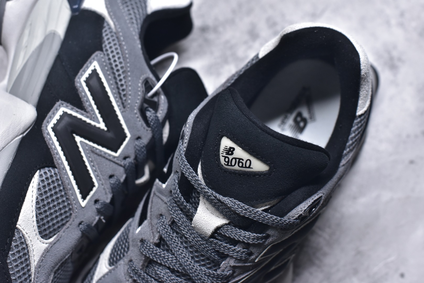 图片[9]-#New Balance NB9060 联名款 复古休闲运动慢跑鞋 黑灰色 U9060ERA 全套原楦原纸板原厂数据开发 进口三明治网面 原装进口翻毛皮料正确绒感卡色 正确中底拉帮中底网布细节 原厂标裁 带紫光防伪 定制后跟透明水晶模块 冲裁组合 大底贴合程度胶水上色把控完美 整洁度挑战全网艺术家 多道序QC把关品质完善 匠心打造 耗时两个月开发完成 工艺极其复杂难度可想而知 新开独立私模大底 全网唯一正确六层组合大底 高端零售专供产物 尺码：36 37 37.5 38 38.5 39 40 40.5 41 42 42.5 43 44 45 46.5-选品中心
