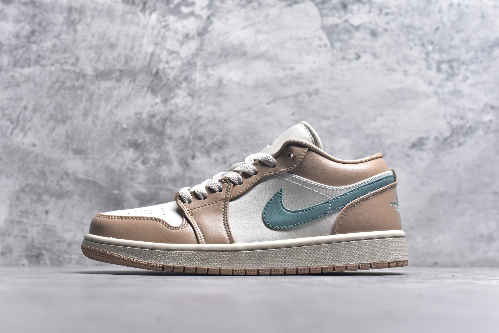 #Air Jordan AJ1 Low 低帮 DC0774-130 全新流水线出品 DT版本唯一平替选择 市场第二梯队最强版 全部原鞋开发 原楦原纸板开发 全鞋电脑针车 原厂内置全掌气垫 原盒内在原标 唯一Zp原版鞋带绑法 免检产品 全新2022版型 全头层皮料 完美零毛边处理 原厂配置全掌气垫 价格定位良心 几十个配色陆续出货 实拍调校N版已经零色差零失真 百分百还原实物色彩所见即所得 不存在货不对板色差等低级问题 选购参考实物拍摄 不混卖不参货 只用心做好货严格选品 承诺混一赔十 尺码：36 36.5 37.5 38 38.5 39 40 40.5 41 42 42.5 43 44 44.5 45-选品中心