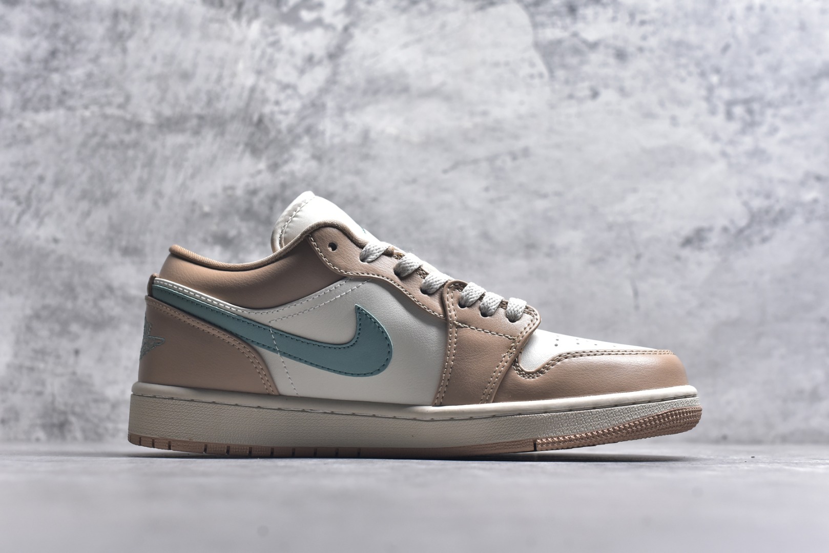 图片[3]-#Air Jordan AJ1 Low 低帮 DC0774-130 全新流水线出品 DT版本唯一平替选择 市场第二梯队最强版 全部原鞋开发 原楦原纸板开发 全鞋电脑针车 原厂内置全掌气垫 原盒内在原标 唯一Zp原版鞋带绑法 免检产品 全新2022版型 全头层皮料 完美零毛边处理 原厂配置全掌气垫 价格定位良心 几十个配色陆续出货 实拍调校N版已经零色差零失真 百分百还原实物色彩所见即所得 不存在货不对板色差等低级问题 选购参考实物拍摄 不混卖不参货 只用心做好货严格选品 承诺混一赔十 尺码：36 36.5 37.5 38 38.5 39 40 40.5 41 42 42.5 43 44 44.5 45-选品中心