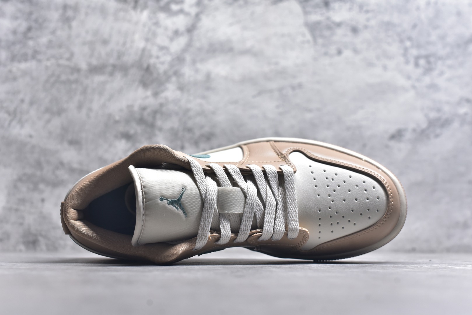 图片[4]-#Air Jordan AJ1 Low 低帮 DC0774-130 全新流水线出品 DT版本唯一平替选择 市场第二梯队最强版 全部原鞋开发 原楦原纸板开发 全鞋电脑针车 原厂内置全掌气垫 原盒内在原标 唯一Zp原版鞋带绑法 免检产品 全新2022版型 全头层皮料 完美零毛边处理 原厂配置全掌气垫 价格定位良心 几十个配色陆续出货 实拍调校N版已经零色差零失真 百分百还原实物色彩所见即所得 不存在货不对板色差等低级问题 选购参考实物拍摄 不混卖不参货 只用心做好货严格选品 承诺混一赔十 尺码：36 36.5 37.5 38 38.5 39 40 40.5 41 42 42.5 43 44 44.5 45-选品中心