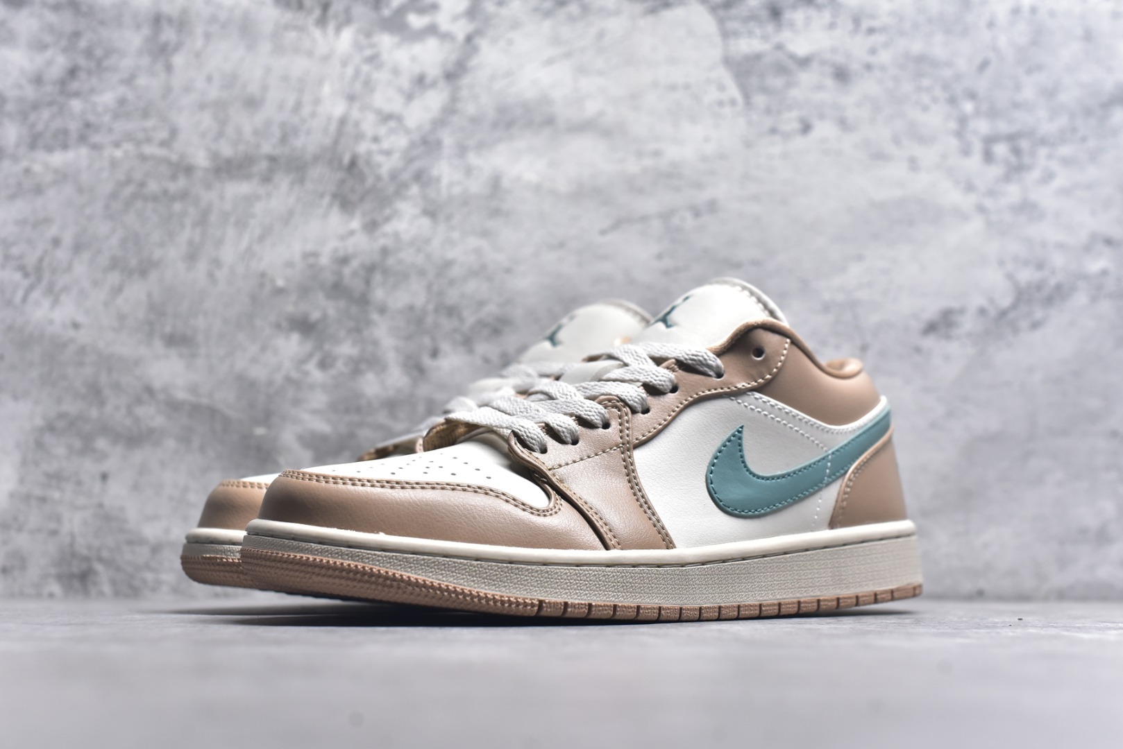 图片[2]-#Air Jordan AJ1 Low 低帮 DC0774-130 全新流水线出品 DT版本唯一平替选择 市场第二梯队最强版 全部原鞋开发 原楦原纸板开发 全鞋电脑针车 原厂内置全掌气垫 原盒内在原标 唯一Zp原版鞋带绑法 免检产品 全新2022版型 全头层皮料 完美零毛边处理 原厂配置全掌气垫 价格定位良心 几十个配色陆续出货 实拍调校N版已经零色差零失真 百分百还原实物色彩所见即所得 不存在货不对板色差等低级问题 选购参考实物拍摄 不混卖不参货 只用心做好货严格选品 承诺混一赔十 尺码：36 36.5 37.5 38 38.5 39 40 40.5 41 42 42.5 43 44 44.5 45-选品中心