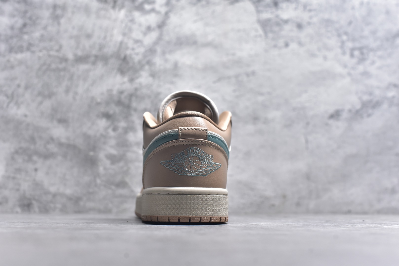 图片[5]-#Air Jordan AJ1 Low 低帮 DC0774-130 全新流水线出品 DT版本唯一平替选择 市场第二梯队最强版 全部原鞋开发 原楦原纸板开发 全鞋电脑针车 原厂内置全掌气垫 原盒内在原标 唯一Zp原版鞋带绑法 免检产品 全新2022版型 全头层皮料 完美零毛边处理 原厂配置全掌气垫 价格定位良心 几十个配色陆续出货 实拍调校N版已经零色差零失真 百分百还原实物色彩所见即所得 不存在货不对板色差等低级问题 选购参考实物拍摄 不混卖不参货 只用心做好货严格选品 承诺混一赔十 尺码：36 36.5 37.5 38 38.5 39 40 40.5 41 42 42.5 43 44 44.5 45-选品中心