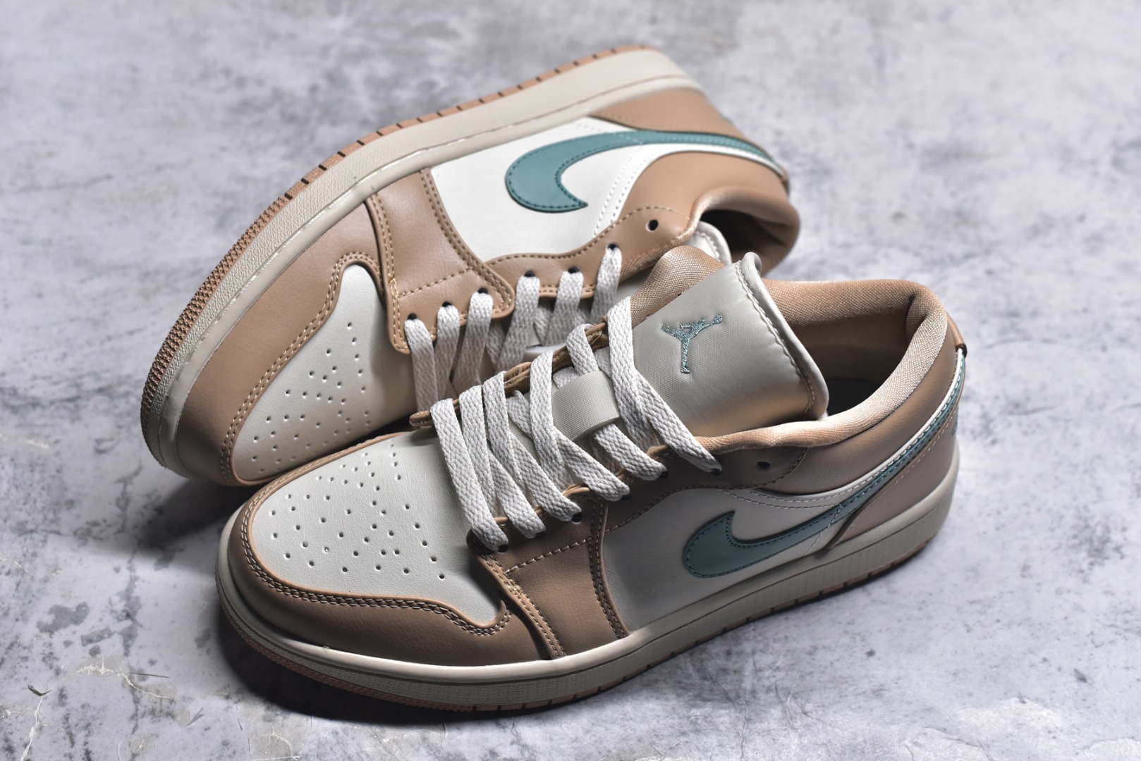 图片[7]-#Air Jordan AJ1 Low 低帮 DC0774-130 全新流水线出品 DT版本唯一平替选择 市场第二梯队最强版 全部原鞋开发 原楦原纸板开发 全鞋电脑针车 原厂内置全掌气垫 原盒内在原标 唯一Zp原版鞋带绑法 免检产品 全新2022版型 全头层皮料 完美零毛边处理 原厂配置全掌气垫 价格定位良心 几十个配色陆续出货 实拍调校N版已经零色差零失真 百分百还原实物色彩所见即所得 不存在货不对板色差等低级问题 选购参考实物拍摄 不混卖不参货 只用心做好货严格选品 承诺混一赔十 尺码：36 36.5 37.5 38 38.5 39 40 40.5 41 42 42.5 43 44 44.5 45-选品中心