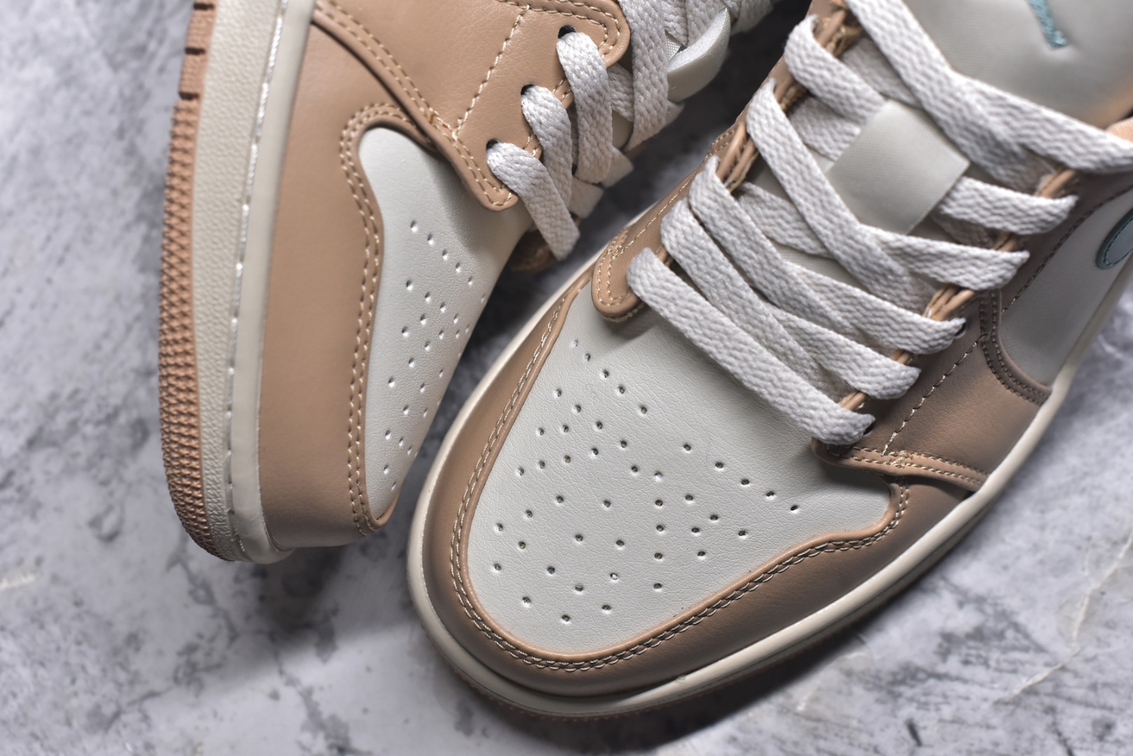 图片[8]-#Air Jordan AJ1 Low 低帮 DC0774-130 全新流水线出品 DT版本唯一平替选择 市场第二梯队最强版 全部原鞋开发 原楦原纸板开发 全鞋电脑针车 原厂内置全掌气垫 原盒内在原标 唯一Zp原版鞋带绑法 免检产品 全新2022版型 全头层皮料 完美零毛边处理 原厂配置全掌气垫 价格定位良心 几十个配色陆续出货 实拍调校N版已经零色差零失真 百分百还原实物色彩所见即所得 不存在货不对板色差等低级问题 选购参考实物拍摄 不混卖不参货 只用心做好货严格选品 承诺混一赔十 尺码：36 36.5 37.5 38 38.5 39 40 40.5 41 42 42.5 43 44 44.5 45-选品中心