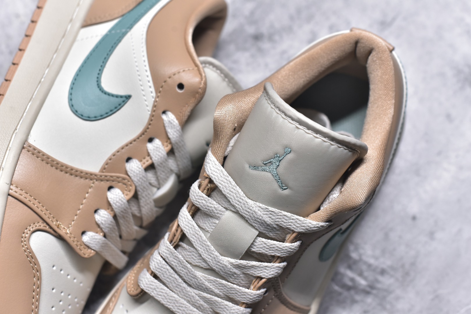 图片[9]-#Air Jordan AJ1 Low 低帮 DC0774-130 全新流水线出品 DT版本唯一平替选择 市场第二梯队最强版 全部原鞋开发 原楦原纸板开发 全鞋电脑针车 原厂内置全掌气垫 原盒内在原标 唯一Zp原版鞋带绑法 免检产品 全新2022版型 全头层皮料 完美零毛边处理 原厂配置全掌气垫 价格定位良心 几十个配色陆续出货 实拍调校N版已经零色差零失真 百分百还原实物色彩所见即所得 不存在货不对板色差等低级问题 选购参考实物拍摄 不混卖不参货 只用心做好货严格选品 承诺混一赔十 尺码：36 36.5 37.5 38 38.5 39 40 40.5 41 42 42.5 43 44 44.5 45-选品中心