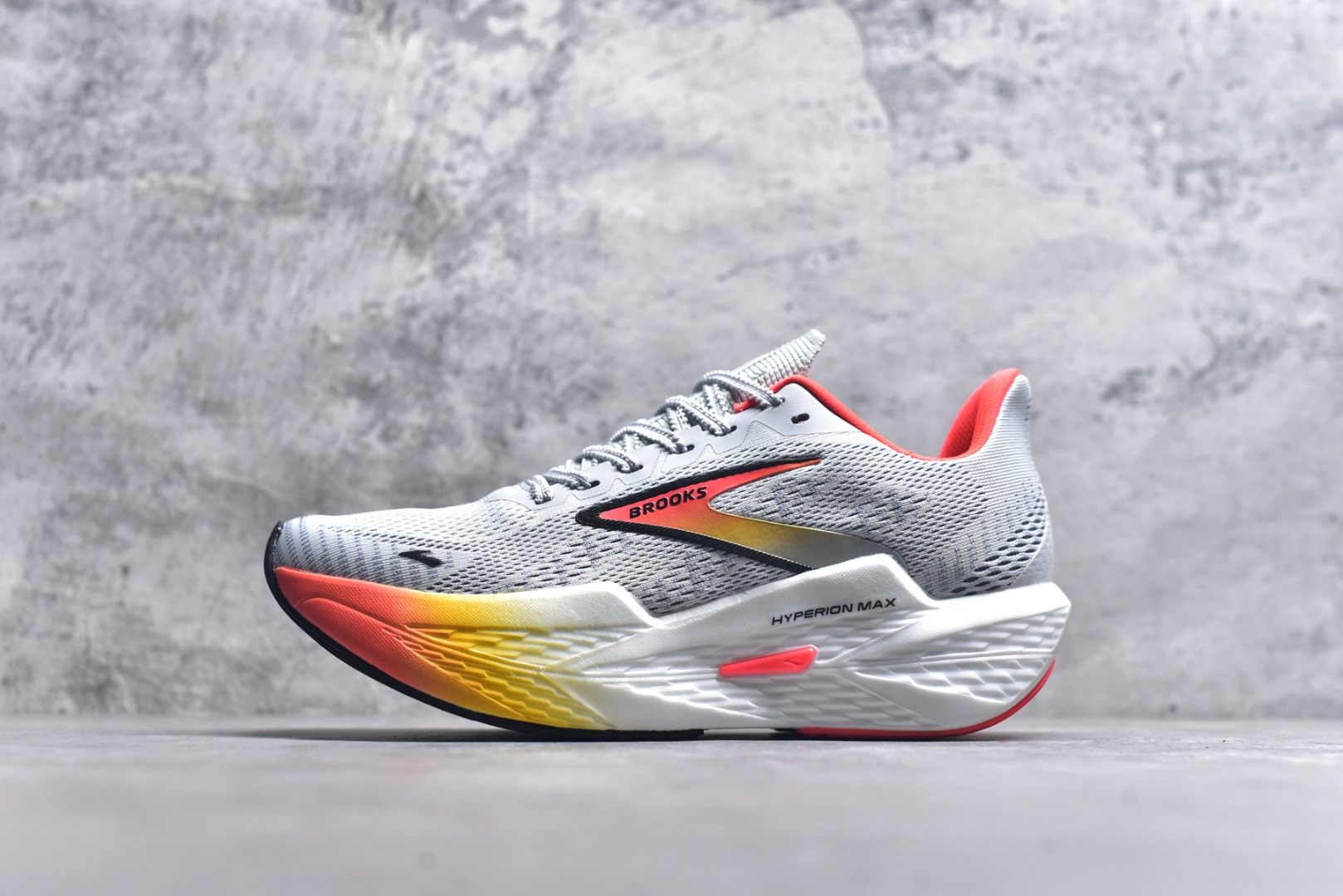 #Brooks Hyperion 布鲁克斯旋风2代舒适百搭防滑轻便低帮跑步鞋 Brooks 四大跑鞋之一 百年品牌 跑鞋从外形上基本就能判断这是一款速度跑鞋 简洁干练的外形结构和极强的运动流线型看着非常有速度感 上脚的第一感觉是非常轻 美码9码的鞋单只206g不到 从个人偏好来说 200g左右的竞速鞋最具安全感 鞋面采用单层网布 很薄 前掌使用了大量开放式网眼 排气直接快速 透气性上乘 鞋舌也是轻量化设计 仅为一层麂皮 和脚背完美贴合 鞋舌中央有个防偏穿孔 从实际穿着来看 通常鞋舌都是外偏 如果是防偏穿孔位于中心 防偏效果其实并不十分有效 如果采用趋外侧的偏心设计更有效 鞋帮泡棉填充量不大 但非常紧凑 贴合舒适 包裹稳固 内置硬质TPU保证必要的稳定性 跑鞋中底采用的是DNA FLASH科技材料 DNA FLASH中底科技 是Brooks第一款将氮气注入中底的创新科技 主要原理是借助“超临界流体”发泡技术 将液态氮稳定的转化为气态氮 并使其均匀地形成无数紧密贴合的密闭式气囊结构 尺码：36 36.5 37.5 38 38.5 39 40 40.5 41 42 42.5 43 44 44.5 45 46-选品中心