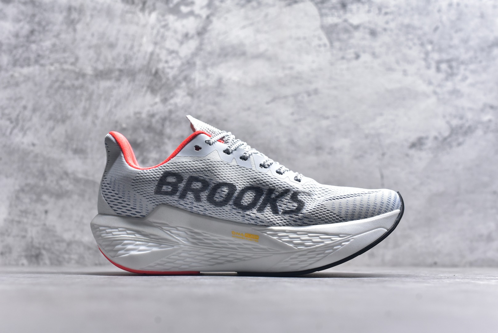 图片[3]-#Brooks Hyperion 布鲁克斯旋风2代舒适百搭防滑轻便低帮跑步鞋 Brooks 四大跑鞋之一 百年品牌 跑鞋从外形上基本就能判断这是一款速度跑鞋 简洁干练的外形结构和极强的运动流线型看着非常有速度感 上脚的第一感觉是非常轻 美码9码的鞋单只206g不到 从个人偏好来说 200g左右的竞速鞋最具安全感 鞋面采用单层网布 很薄 前掌使用了大量开放式网眼 排气直接快速 透气性上乘 鞋舌也是轻量化设计 仅为一层麂皮 和脚背完美贴合 鞋舌中央有个防偏穿孔 从实际穿着来看 通常鞋舌都是外偏 如果是防偏穿孔位于中心 防偏效果其实并不十分有效 如果采用趋外侧的偏心设计更有效 鞋帮泡棉填充量不大 但非常紧凑 贴合舒适 包裹稳固 内置硬质TPU保证必要的稳定性 跑鞋中底采用的是DNA FLASH科技材料 DNA FLASH中底科技 是Brooks第一款将氮气注入中底的创新科技 主要原理是借助“超临界流体”发泡技术 将液态氮稳定的转化为气态氮 并使其均匀地形成无数紧密贴合的密闭式气囊结构 尺码：36 36.5 37.5 38 38.5 39 40 40.5 41 42 42.5 43 44 44.5 45 46-选品中心
