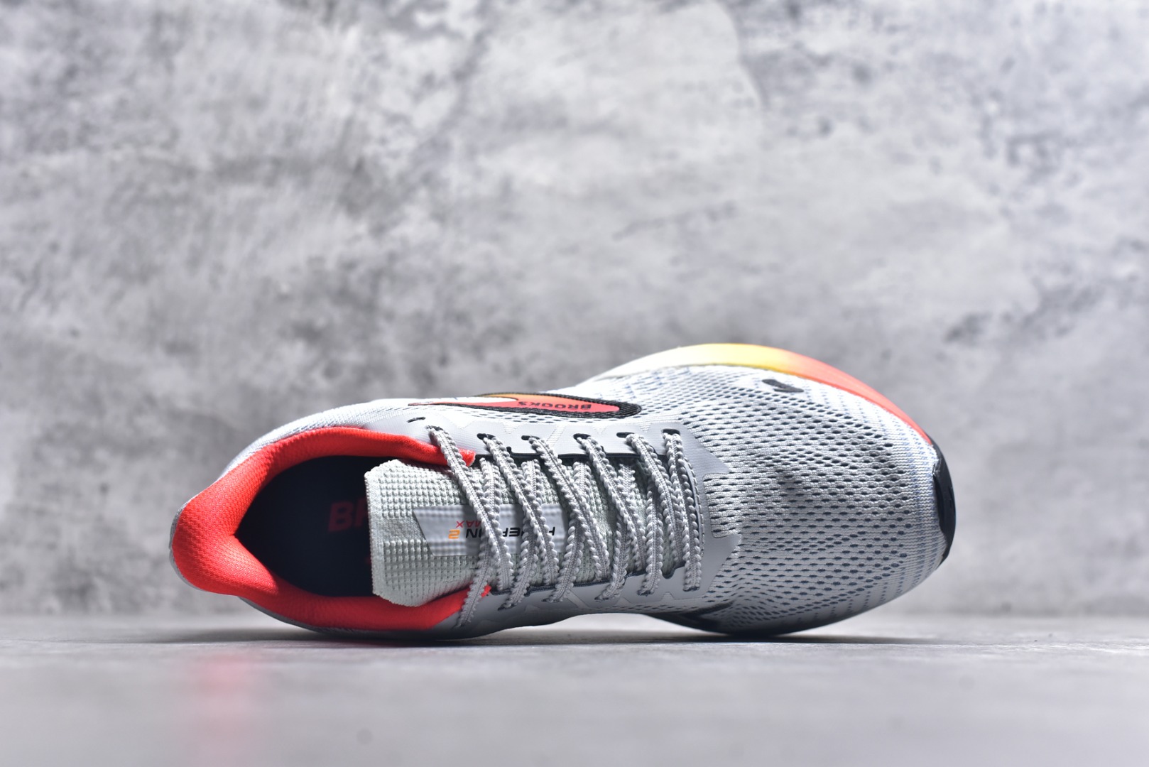 图片[4]-#Brooks Hyperion 布鲁克斯旋风2代舒适百搭防滑轻便低帮跑步鞋 Brooks 四大跑鞋之一 百年品牌 跑鞋从外形上基本就能判断这是一款速度跑鞋 简洁干练的外形结构和极强的运动流线型看着非常有速度感 上脚的第一感觉是非常轻 美码9码的鞋单只206g不到 从个人偏好来说 200g左右的竞速鞋最具安全感 鞋面采用单层网布 很薄 前掌使用了大量开放式网眼 排气直接快速 透气性上乘 鞋舌也是轻量化设计 仅为一层麂皮 和脚背完美贴合 鞋舌中央有个防偏穿孔 从实际穿着来看 通常鞋舌都是外偏 如果是防偏穿孔位于中心 防偏效果其实并不十分有效 如果采用趋外侧的偏心设计更有效 鞋帮泡棉填充量不大 但非常紧凑 贴合舒适 包裹稳固 内置硬质TPU保证必要的稳定性 跑鞋中底采用的是DNA FLASH科技材料 DNA FLASH中底科技 是Brooks第一款将氮气注入中底的创新科技 主要原理是借助“超临界流体”发泡技术 将液态氮稳定的转化为气态氮 并使其均匀地形成无数紧密贴合的密闭式气囊结构 尺码：36 36.5 37.5 38 38.5 39 40 40.5 41 42 42.5 43 44 44.5 45 46-选品中心