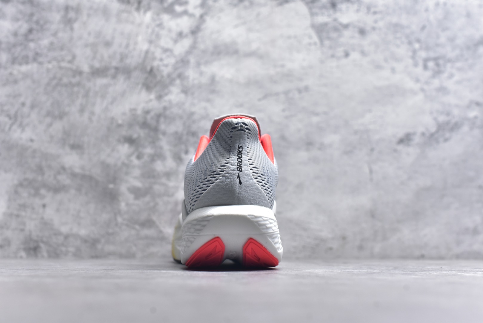 图片[5]-#Brooks Hyperion 布鲁克斯旋风2代舒适百搭防滑轻便低帮跑步鞋 Brooks 四大跑鞋之一 百年品牌 跑鞋从外形上基本就能判断这是一款速度跑鞋 简洁干练的外形结构和极强的运动流线型看着非常有速度感 上脚的第一感觉是非常轻 美码9码的鞋单只206g不到 从个人偏好来说 200g左右的竞速鞋最具安全感 鞋面采用单层网布 很薄 前掌使用了大量开放式网眼 排气直接快速 透气性上乘 鞋舌也是轻量化设计 仅为一层麂皮 和脚背完美贴合 鞋舌中央有个防偏穿孔 从实际穿着来看 通常鞋舌都是外偏 如果是防偏穿孔位于中心 防偏效果其实并不十分有效 如果采用趋外侧的偏心设计更有效 鞋帮泡棉填充量不大 但非常紧凑 贴合舒适 包裹稳固 内置硬质TPU保证必要的稳定性 跑鞋中底采用的是DNA FLASH科技材料 DNA FLASH中底科技 是Brooks第一款将氮气注入中底的创新科技 主要原理是借助“超临界流体”发泡技术 将液态氮稳定的转化为气态氮 并使其均匀地形成无数紧密贴合的密闭式气囊结构 尺码：36 36.5 37.5 38 38.5 39 40 40.5 41 42 42.5 43 44 44.5 45 46-选品中心