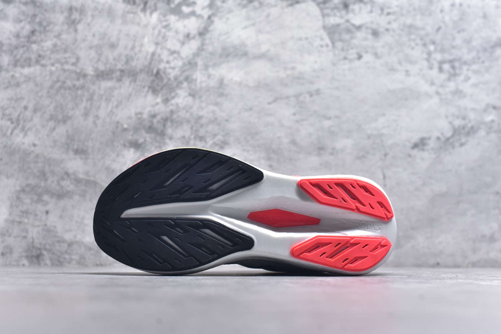 图片[6]-#Brooks Hyperion 布鲁克斯旋风2代舒适百搭防滑轻便低帮跑步鞋 Brooks 四大跑鞋之一 百年品牌 跑鞋从外形上基本就能判断这是一款速度跑鞋 简洁干练的外形结构和极强的运动流线型看着非常有速度感 上脚的第一感觉是非常轻 美码9码的鞋单只206g不到 从个人偏好来说 200g左右的竞速鞋最具安全感 鞋面采用单层网布 很薄 前掌使用了大量开放式网眼 排气直接快速 透气性上乘 鞋舌也是轻量化设计 仅为一层麂皮 和脚背完美贴合 鞋舌中央有个防偏穿孔 从实际穿着来看 通常鞋舌都是外偏 如果是防偏穿孔位于中心 防偏效果其实并不十分有效 如果采用趋外侧的偏心设计更有效 鞋帮泡棉填充量不大 但非常紧凑 贴合舒适 包裹稳固 内置硬质TPU保证必要的稳定性 跑鞋中底采用的是DNA FLASH科技材料 DNA FLASH中底科技 是Brooks第一款将氮气注入中底的创新科技 主要原理是借助“超临界流体”发泡技术 将液态氮稳定的转化为气态氮 并使其均匀地形成无数紧密贴合的密闭式气囊结构 尺码：36 36.5 37.5 38 38.5 39 40 40.5 41 42 42.5 43 44 44.5 45 46-选品中心