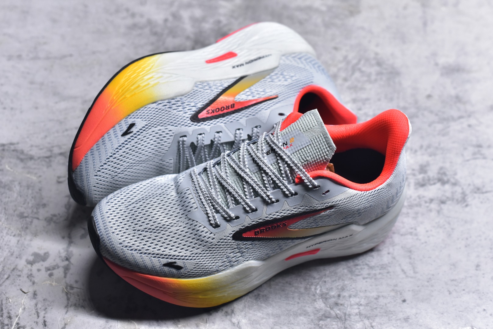 图片[7]-#Brooks Hyperion 布鲁克斯旋风2代舒适百搭防滑轻便低帮跑步鞋 Brooks 四大跑鞋之一 百年品牌 跑鞋从外形上基本就能判断这是一款速度跑鞋 简洁干练的外形结构和极强的运动流线型看着非常有速度感 上脚的第一感觉是非常轻 美码9码的鞋单只206g不到 从个人偏好来说 200g左右的竞速鞋最具安全感 鞋面采用单层网布 很薄 前掌使用了大量开放式网眼 排气直接快速 透气性上乘 鞋舌也是轻量化设计 仅为一层麂皮 和脚背完美贴合 鞋舌中央有个防偏穿孔 从实际穿着来看 通常鞋舌都是外偏 如果是防偏穿孔位于中心 防偏效果其实并不十分有效 如果采用趋外侧的偏心设计更有效 鞋帮泡棉填充量不大 但非常紧凑 贴合舒适 包裹稳固 内置硬质TPU保证必要的稳定性 跑鞋中底采用的是DNA FLASH科技材料 DNA FLASH中底科技 是Brooks第一款将氮气注入中底的创新科技 主要原理是借助“超临界流体”发泡技术 将液态氮稳定的转化为气态氮 并使其均匀地形成无数紧密贴合的密闭式气囊结构 尺码：36 36.5 37.5 38 38.5 39 40 40.5 41 42 42.5 43 44 44.5 45 46-选品中心