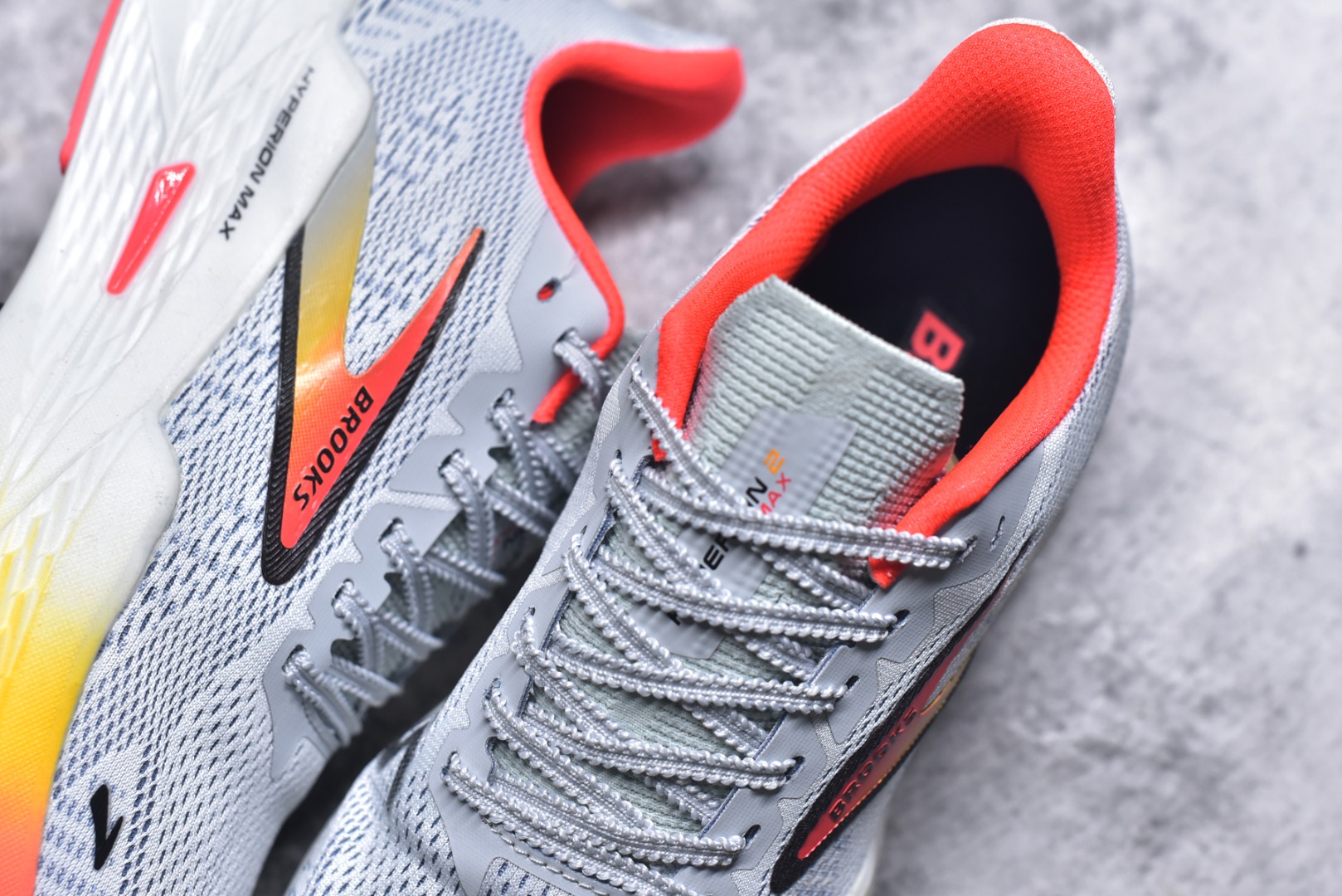 图片[9]-#Brooks Hyperion 布鲁克斯旋风2代舒适百搭防滑轻便低帮跑步鞋 Brooks 四大跑鞋之一 百年品牌 跑鞋从外形上基本就能判断这是一款速度跑鞋 简洁干练的外形结构和极强的运动流线型看着非常有速度感 上脚的第一感觉是非常轻 美码9码的鞋单只206g不到 从个人偏好来说 200g左右的竞速鞋最具安全感 鞋面采用单层网布 很薄 前掌使用了大量开放式网眼 排气直接快速 透气性上乘 鞋舌也是轻量化设计 仅为一层麂皮 和脚背完美贴合 鞋舌中央有个防偏穿孔 从实际穿着来看 通常鞋舌都是外偏 如果是防偏穿孔位于中心 防偏效果其实并不十分有效 如果采用趋外侧的偏心设计更有效 鞋帮泡棉填充量不大 但非常紧凑 贴合舒适 包裹稳固 内置硬质TPU保证必要的稳定性 跑鞋中底采用的是DNA FLASH科技材料 DNA FLASH中底科技 是Brooks第一款将氮气注入中底的创新科技 主要原理是借助“超临界流体”发泡技术 将液态氮稳定的转化为气态氮 并使其均匀地形成无数紧密贴合的密闭式气囊结构 尺码：36 36.5 37.5 38 38.5 39 40 40.5 41 42 42.5 43 44 44.5 45 46-选品中心