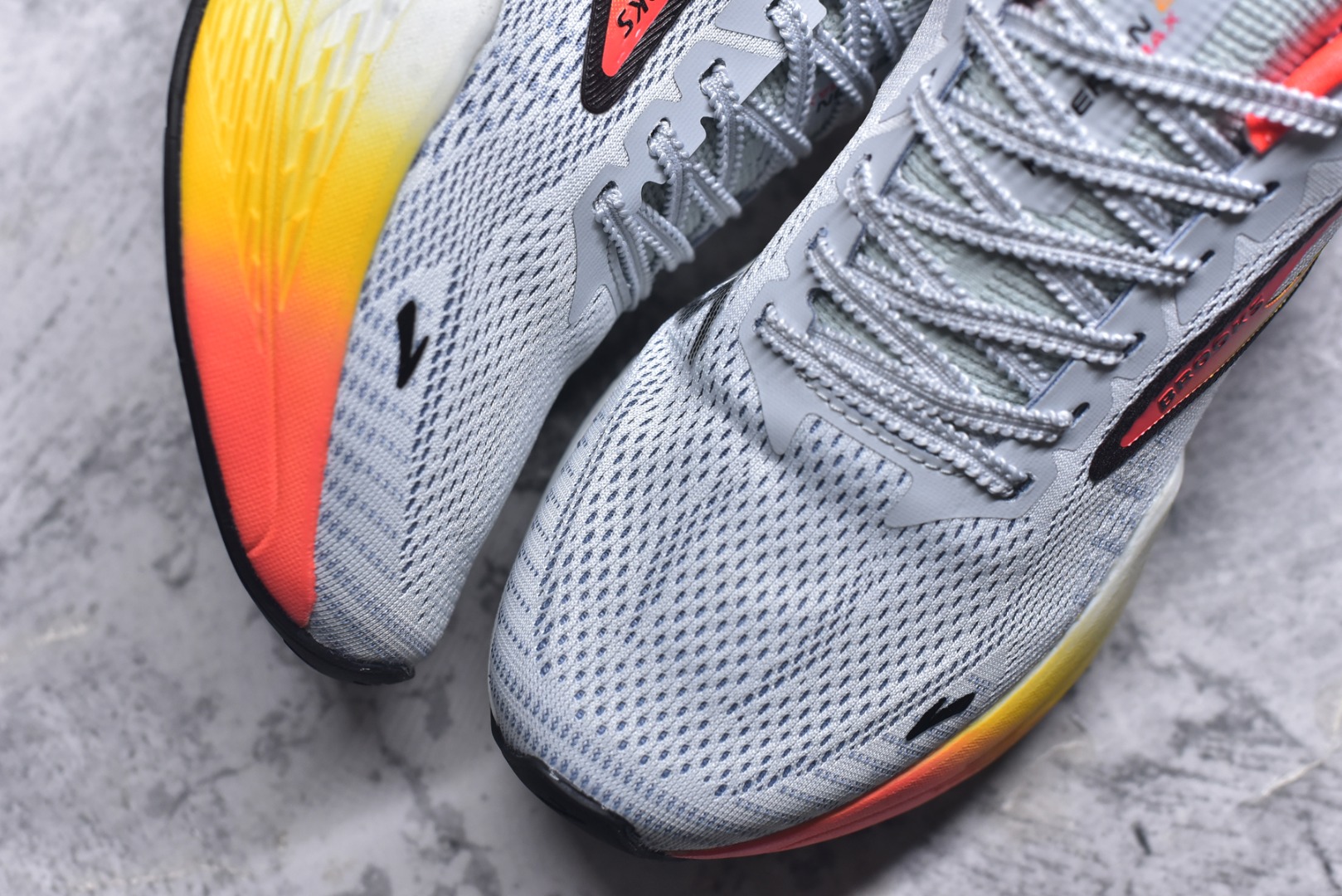 图片[8]-#Brooks Hyperion 布鲁克斯旋风2代舒适百搭防滑轻便低帮跑步鞋 Brooks 四大跑鞋之一 百年品牌 跑鞋从外形上基本就能判断这是一款速度跑鞋 简洁干练的外形结构和极强的运动流线型看着非常有速度感 上脚的第一感觉是非常轻 美码9码的鞋单只206g不到 从个人偏好来说 200g左右的竞速鞋最具安全感 鞋面采用单层网布 很薄 前掌使用了大量开放式网眼 排气直接快速 透气性上乘 鞋舌也是轻量化设计 仅为一层麂皮 和脚背完美贴合 鞋舌中央有个防偏穿孔 从实际穿着来看 通常鞋舌都是外偏 如果是防偏穿孔位于中心 防偏效果其实并不十分有效 如果采用趋外侧的偏心设计更有效 鞋帮泡棉填充量不大 但非常紧凑 贴合舒适 包裹稳固 内置硬质TPU保证必要的稳定性 跑鞋中底采用的是DNA FLASH科技材料 DNA FLASH中底科技 是Brooks第一款将氮气注入中底的创新科技 主要原理是借助“超临界流体”发泡技术 将液态氮稳定的转化为气态氮 并使其均匀地形成无数紧密贴合的密闭式气囊结构 尺码：36 36.5 37.5 38 38.5 39 40 40.5 41 42 42.5 43 44 44.5 45 46-选品中心