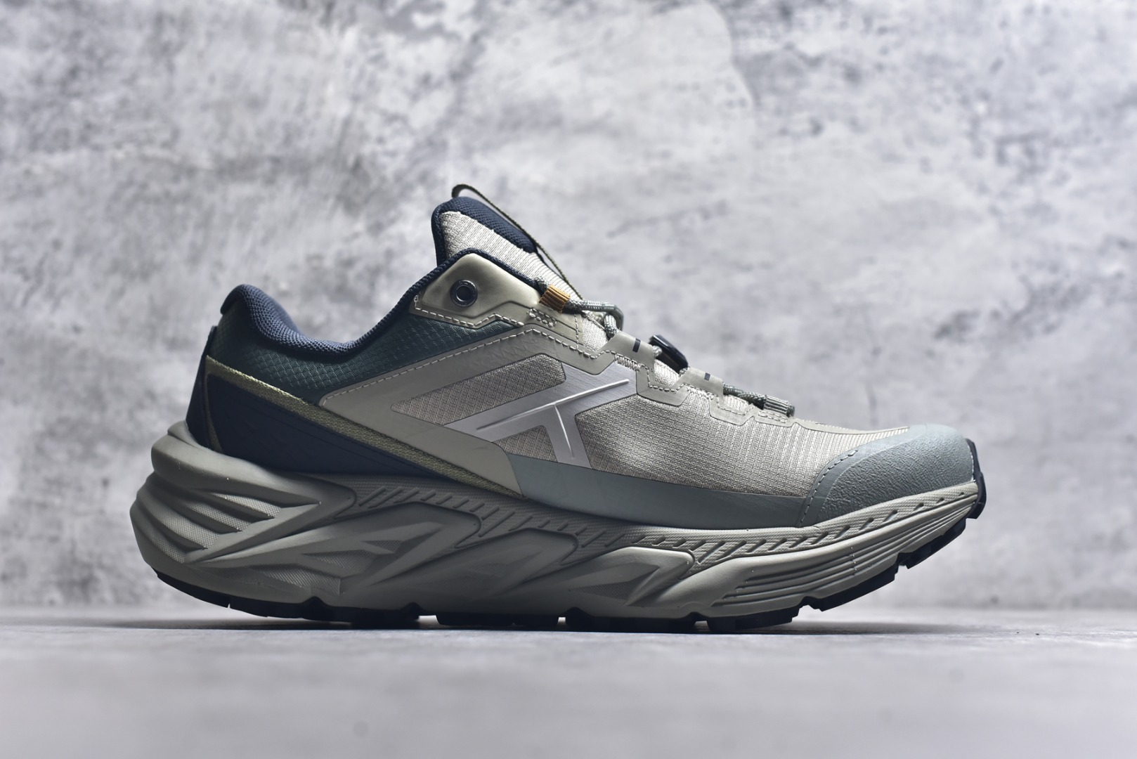 图片[3]-#凯乐石KAILAS山行2GTX运动户外回弹防滑低帮登山徒步鞋 专为越野跑山设计的跑山鞋 鞋面采用FILTERTEC防水透气技术，防水指数高达8000mm H₂O 运用耐磨防砂网布，能防止沙石进入鞋内，同时具备良好的透气性，可让脚部保持干爽。鞋底载Vibram防滑耐磨大底，有出色的抓地力，仿鲨齿纹路设计，能应对各种复杂路面；鞋底还能提供良好的稳定性和支撑力，减少脚部疲劳。尺码：40-45-选品中心