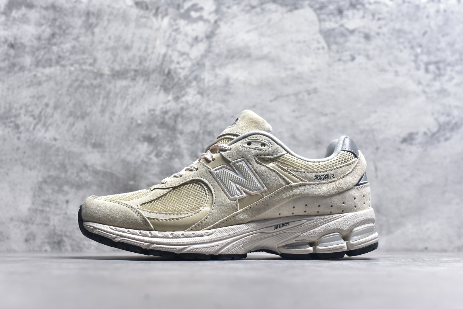 #New Balance NB2002系列 男女休闲慢跑鞋 必备的时髦单品之一 最新出的2002R系列 这款延续了经典科技 升级版N-ERGY缓震物料机能与材质上脚太舒适了 鞋面的柔软麂皮搭配尼龙网布 特别透气而且还复古感 不管是搭配牛仔裤还工装裤都是百搭！小红书众多博主上脚推荐！实拍调校N版已经零色差零失真 百分百还原实物色彩所见即所得 不存在货不对板色差等低级问题 选购参考实物拍摄 不混卖不参货 只用心做好货严格选品 承诺混一赔十 尺码：36 36.5 37 37.5 38 38.5 39.5 40 40.5 41.5 42 42.5 43 44 45-选品中心