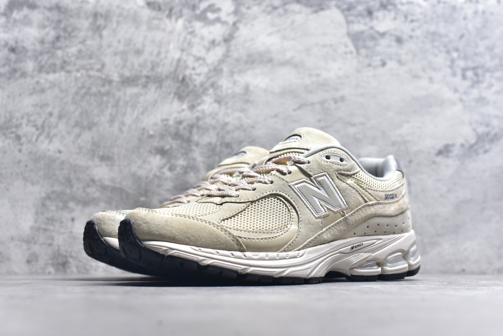 图片[2]-#New Balance NB2002系列 男女休闲慢跑鞋 必备的时髦单品之一 最新出的2002R系列 这款延续了经典科技 升级版N-ERGY缓震物料机能与材质上脚太舒适了 鞋面的柔软麂皮搭配尼龙网布 特别透气而且还复古感 不管是搭配牛仔裤还工装裤都是百搭！小红书众多博主上脚推荐！实拍调校N版已经零色差零失真 百分百还原实物色彩所见即所得 不存在货不对板色差等低级问题 选购参考实物拍摄 不混卖不参货 只用心做好货严格选品 承诺混一赔十 尺码：36 36.5 37 37.5 38 38.5 39.5 40 40.5 41.5 42 42.5 43 44 45-选品中心