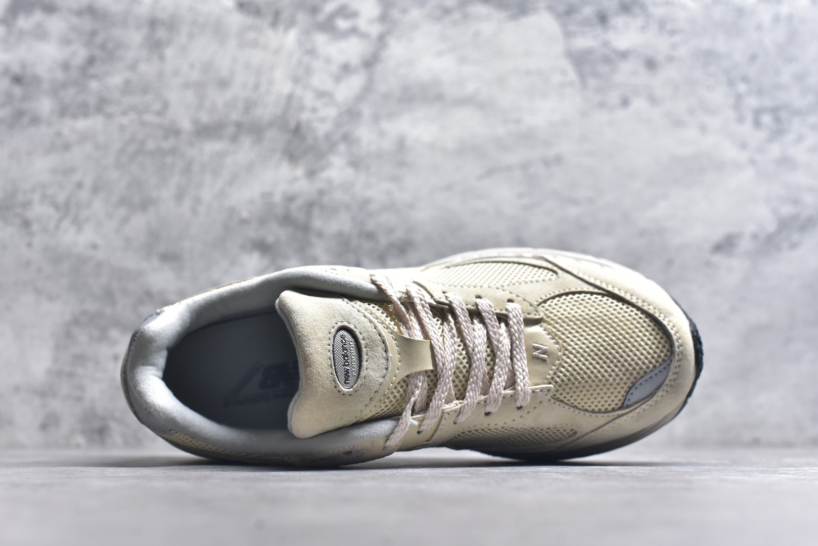 图片[4]-#New Balance NB2002系列 男女休闲慢跑鞋 必备的时髦单品之一 最新出的2002R系列 这款延续了经典科技 升级版N-ERGY缓震物料机能与材质上脚太舒适了 鞋面的柔软麂皮搭配尼龙网布 特别透气而且还复古感 不管是搭配牛仔裤还工装裤都是百搭！小红书众多博主上脚推荐！实拍调校N版已经零色差零失真 百分百还原实物色彩所见即所得 不存在货不对板色差等低级问题 选购参考实物拍摄 不混卖不参货 只用心做好货严格选品 承诺混一赔十 尺码：36 36.5 37 37.5 38 38.5 39.5 40 40.5 41.5 42 42.5 43 44 45-选品中心