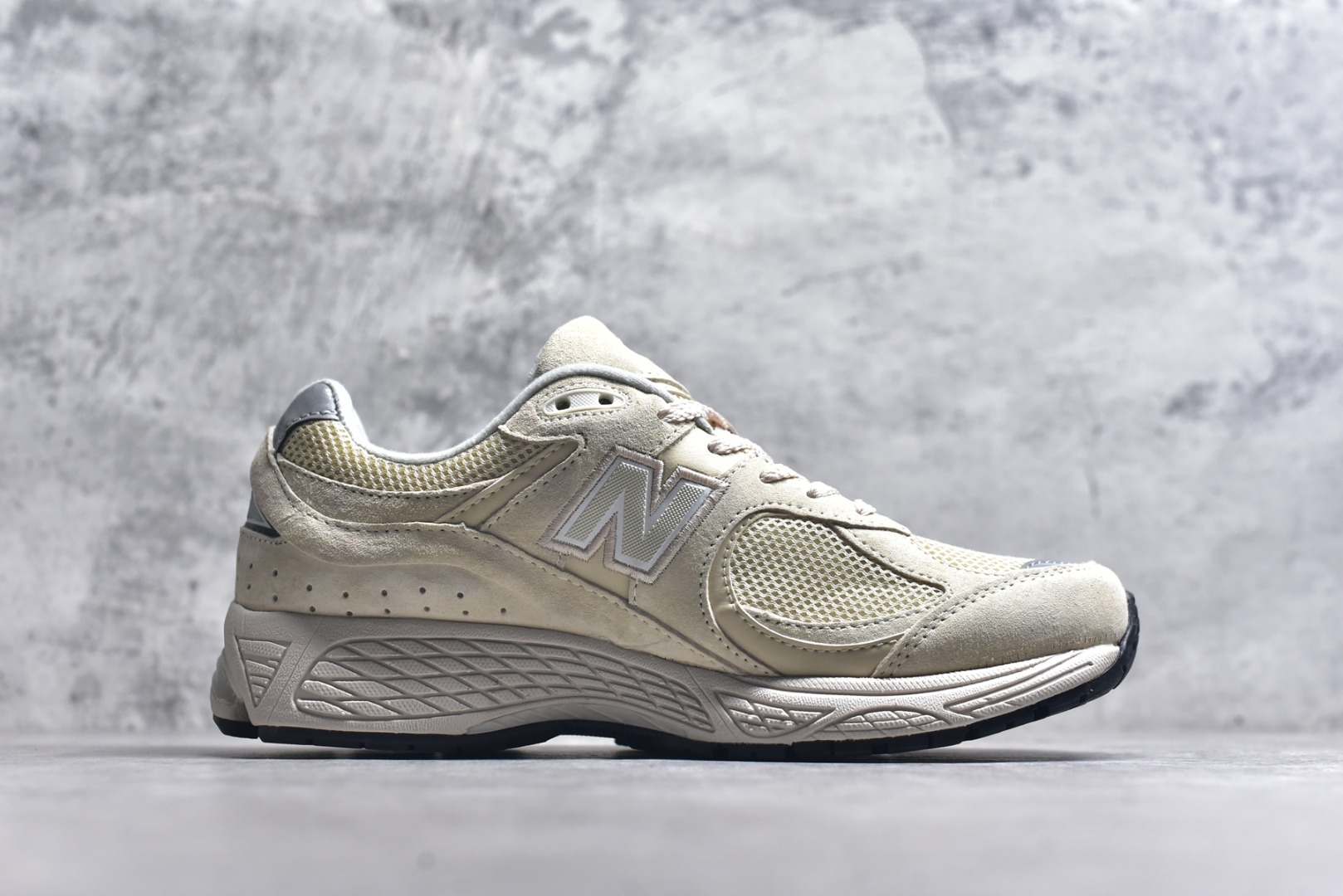 图片[3]-#New Balance NB2002系列 男女休闲慢跑鞋 必备的时髦单品之一 最新出的2002R系列 这款延续了经典科技 升级版N-ERGY缓震物料机能与材质上脚太舒适了 鞋面的柔软麂皮搭配尼龙网布 特别透气而且还复古感 不管是搭配牛仔裤还工装裤都是百搭！小红书众多博主上脚推荐！实拍调校N版已经零色差零失真 百分百还原实物色彩所见即所得 不存在货不对板色差等低级问题 选购参考实物拍摄 不混卖不参货 只用心做好货严格选品 承诺混一赔十 尺码：36 36.5 37 37.5 38 38.5 39.5 40 40.5 41.5 42 42.5 43 44 45-选品中心