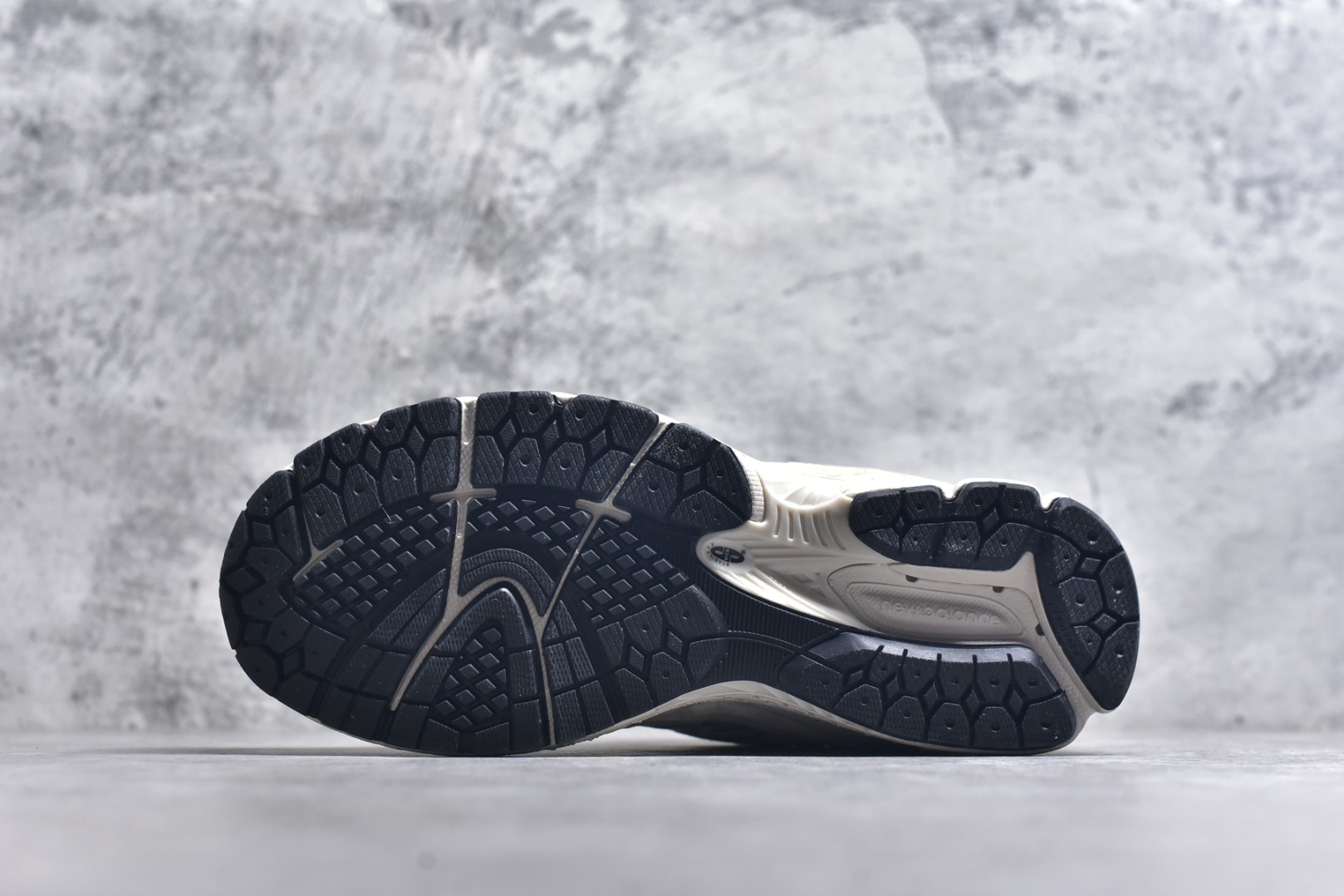 图片[6]-#New Balance NB2002系列 男女休闲慢跑鞋 必备的时髦单品之一 最新出的2002R系列 这款延续了经典科技 升级版N-ERGY缓震物料机能与材质上脚太舒适了 鞋面的柔软麂皮搭配尼龙网布 特别透气而且还复古感 不管是搭配牛仔裤还工装裤都是百搭！小红书众多博主上脚推荐！实拍调校N版已经零色差零失真 百分百还原实物色彩所见即所得 不存在货不对板色差等低级问题 选购参考实物拍摄 不混卖不参货 只用心做好货严格选品 承诺混一赔十 尺码：36 36.5 37 37.5 38 38.5 39.5 40 40.5 41.5 42 42.5 43 44 45-选品中心