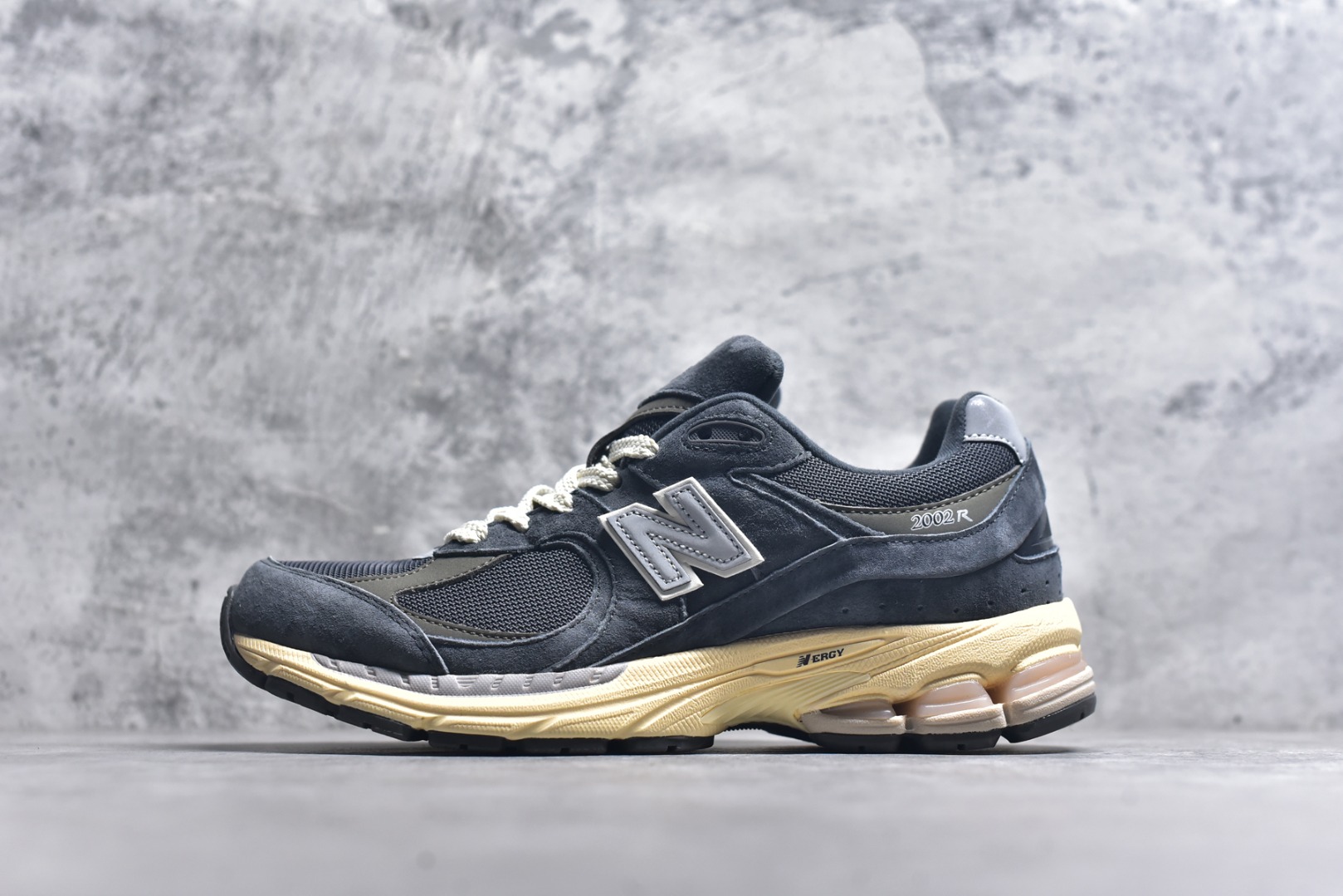 #New Balance NB2002系列 男女休闲慢跑鞋 必备的时髦单品之一 最新出的2002R系列 这款延续了经典科技 升级版N-ERGY缓震物料机能与材质上脚太舒适了 鞋面的柔软麂皮搭配尼龙网布 特别透气而且还复古感 不管是搭配牛仔裤还工装裤都是百搭！小红书众多博主上脚推荐！实拍调校N版已经零色差零失真 百分百还原实物色彩所见即所得 不存在货不对板色差等低级问题 选购参考实物拍摄 不混卖不参货 只用心做好货严格选品 承诺混一赔十 尺码：36 36.5 37 37.5 38 38.5 39.5 40 40.5 41.5 42 42.5 43 44 45-选品中心
