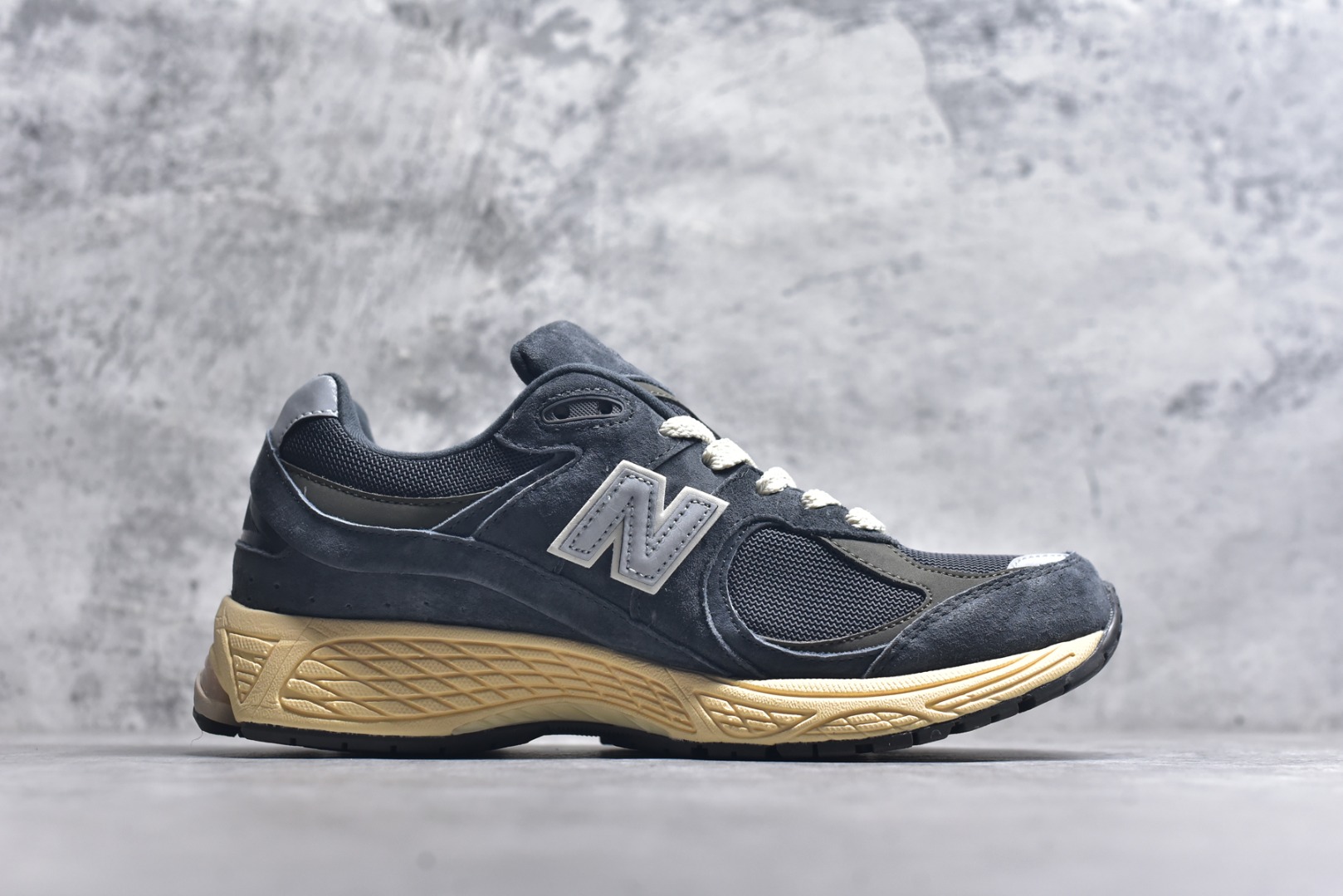 图片[3]-#New Balance NB2002系列 男女休闲慢跑鞋 必备的时髦单品之一 最新出的2002R系列 这款延续了经典科技 升级版N-ERGY缓震物料机能与材质上脚太舒适了 鞋面的柔软麂皮搭配尼龙网布 特别透气而且还复古感 不管是搭配牛仔裤还工装裤都是百搭！小红书众多博主上脚推荐！实拍调校N版已经零色差零失真 百分百还原实物色彩所见即所得 不存在货不对板色差等低级问题 选购参考实物拍摄 不混卖不参货 只用心做好货严格选品 承诺混一赔十 尺码：36 36.5 37 37.5 38 38.5 39.5 40 40.5 41.5 42 42.5 43 44 45-选品中心