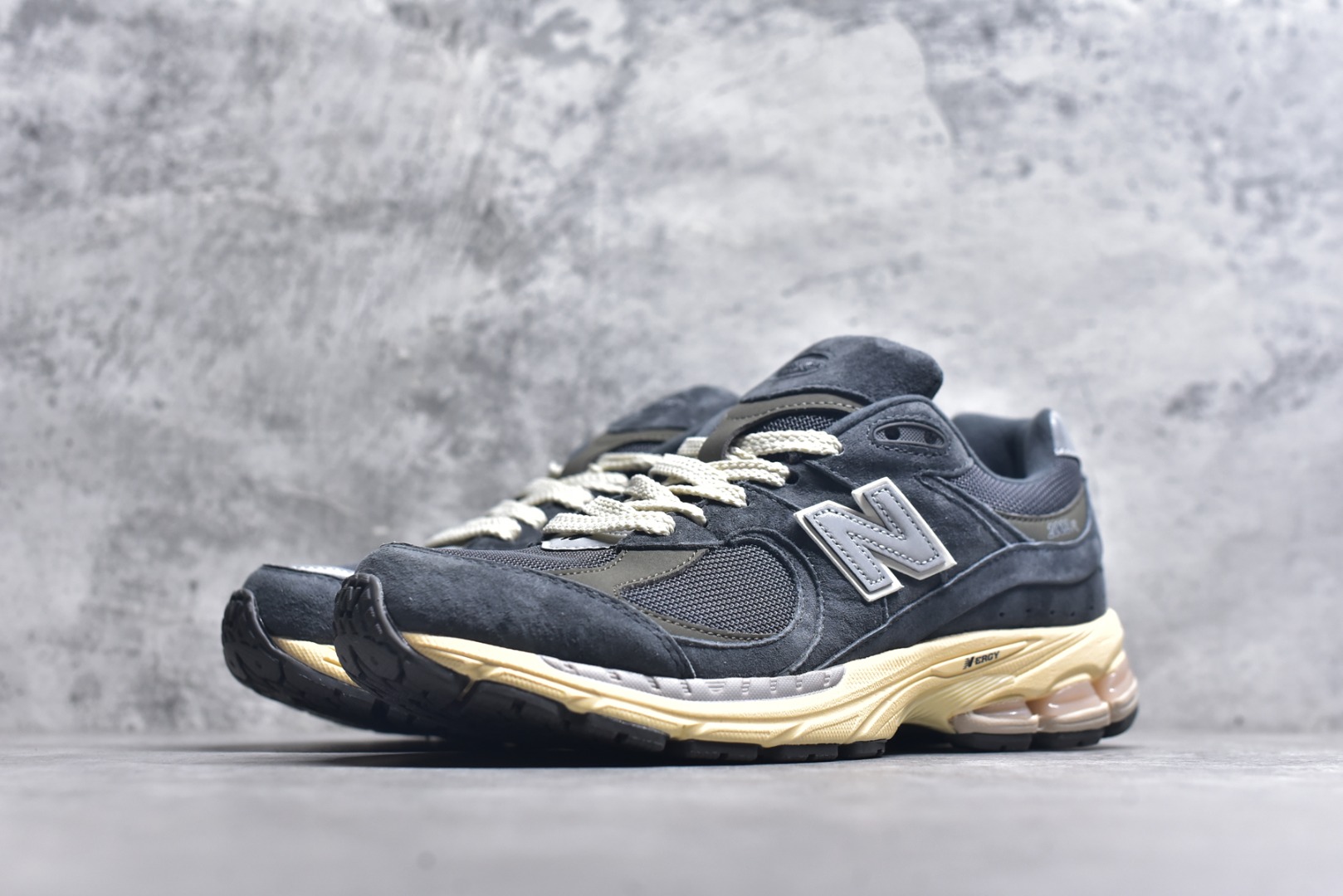 图片[2]-#New Balance NB2002系列 男女休闲慢跑鞋 必备的时髦单品之一 最新出的2002R系列 这款延续了经典科技 升级版N-ERGY缓震物料机能与材质上脚太舒适了 鞋面的柔软麂皮搭配尼龙网布 特别透气而且还复古感 不管是搭配牛仔裤还工装裤都是百搭！小红书众多博主上脚推荐！实拍调校N版已经零色差零失真 百分百还原实物色彩所见即所得 不存在货不对板色差等低级问题 选购参考实物拍摄 不混卖不参货 只用心做好货严格选品 承诺混一赔十 尺码：36 36.5 37 37.5 38 38.5 39.5 40 40.5 41.5 42 42.5 43 44 45-选品中心