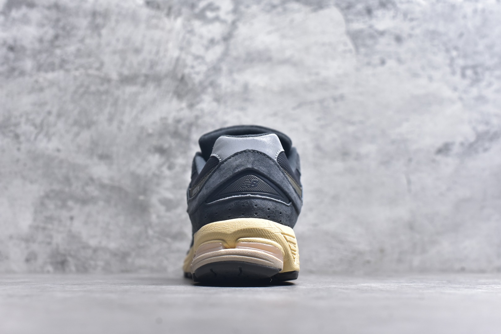 图片[5]-#New Balance NB2002系列 男女休闲慢跑鞋 必备的时髦单品之一 最新出的2002R系列 这款延续了经典科技 升级版N-ERGY缓震物料机能与材质上脚太舒适了 鞋面的柔软麂皮搭配尼龙网布 特别透气而且还复古感 不管是搭配牛仔裤还工装裤都是百搭！小红书众多博主上脚推荐！实拍调校N版已经零色差零失真 百分百还原实物色彩所见即所得 不存在货不对板色差等低级问题 选购参考实物拍摄 不混卖不参货 只用心做好货严格选品 承诺混一赔十 尺码：36 36.5 37 37.5 38 38.5 39.5 40 40.5 41.5 42 42.5 43 44 45-选品中心