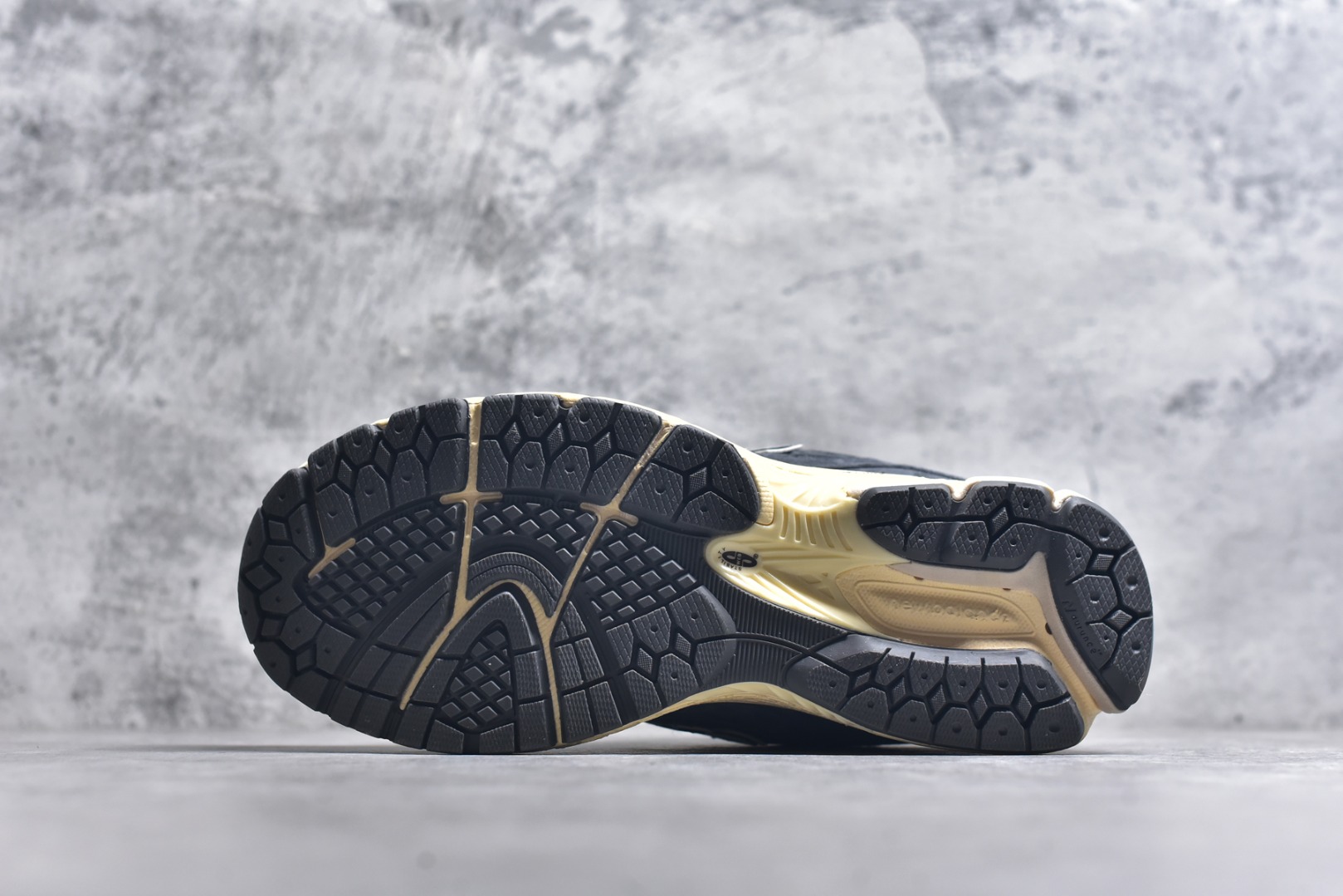 图片[6]-#New Balance NB2002系列 男女休闲慢跑鞋 必备的时髦单品之一 最新出的2002R系列 这款延续了经典科技 升级版N-ERGY缓震物料机能与材质上脚太舒适了 鞋面的柔软麂皮搭配尼龙网布 特别透气而且还复古感 不管是搭配牛仔裤还工装裤都是百搭！小红书众多博主上脚推荐！实拍调校N版已经零色差零失真 百分百还原实物色彩所见即所得 不存在货不对板色差等低级问题 选购参考实物拍摄 不混卖不参货 只用心做好货严格选品 承诺混一赔十 尺码：36 36.5 37 37.5 38 38.5 39.5 40 40.5 41.5 42 42.5 43 44 45-选品中心