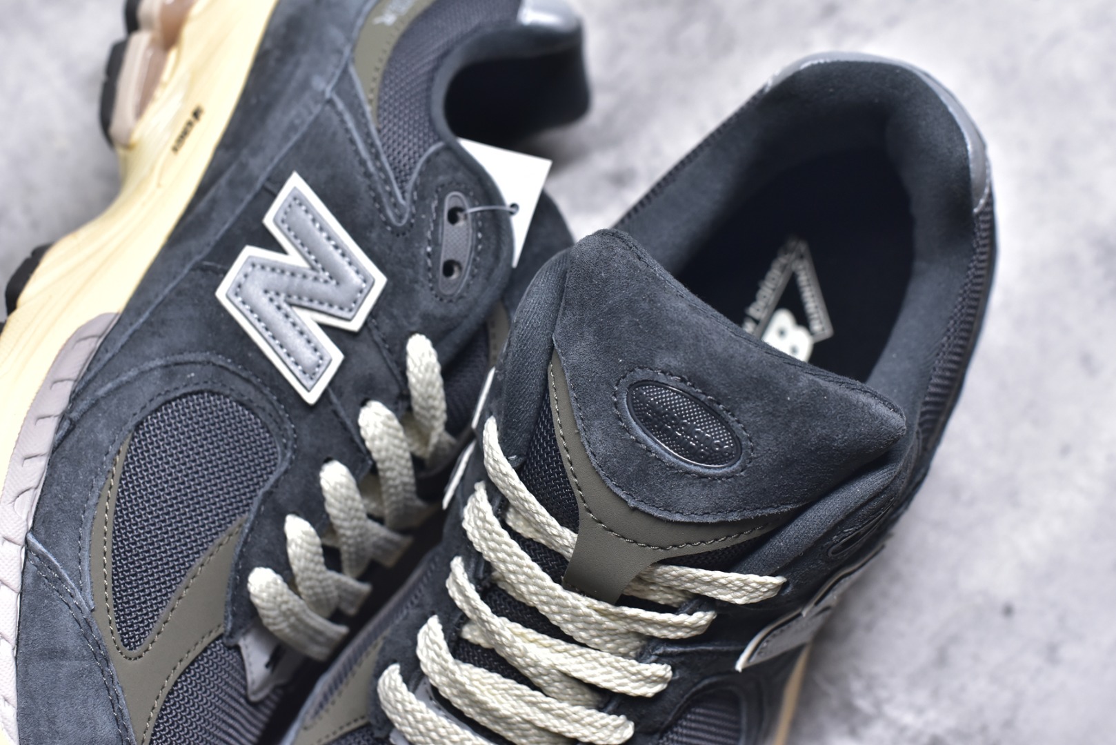 图片[9]-#New Balance NB2002系列 男女休闲慢跑鞋 必备的时髦单品之一 最新出的2002R系列 这款延续了经典科技 升级版N-ERGY缓震物料机能与材质上脚太舒适了 鞋面的柔软麂皮搭配尼龙网布 特别透气而且还复古感 不管是搭配牛仔裤还工装裤都是百搭！小红书众多博主上脚推荐！实拍调校N版已经零色差零失真 百分百还原实物色彩所见即所得 不存在货不对板色差等低级问题 选购参考实物拍摄 不混卖不参货 只用心做好货严格选品 承诺混一赔十 尺码：36 36.5 37 37.5 38 38.5 39.5 40 40.5 41.5 42 42.5 43 44 45-选品中心