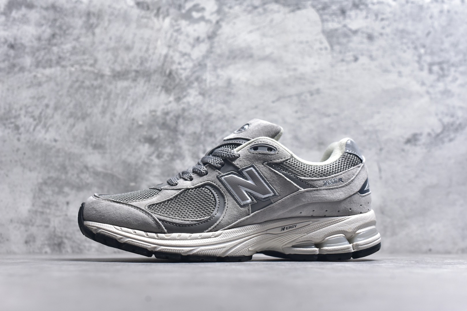 #New Balance NB2002系列 男女休闲慢跑鞋 必备的时髦单品之一 最新出的2002R系列 这款延续了经典科技 升级版N-ERGY缓震物料机能与材质上脚太舒适了 鞋面的柔软麂皮搭配尼龙网布 特别透气而且还复古感 不管是搭配牛仔裤还工装裤都是百搭！小红书众多博主上脚推荐！实拍调校N版已经零色差零失真 百分百还原实物色彩所见即所得 不存在货不对板色差等低级问题 选购参考实物拍摄 不混卖不参货 只用心做好货严格选品 承诺混一赔十 尺码：36 36.5 37 37.5 38 38.5 39.5 40 40.5 41.5 42 42.5 43 44 45-选品中心