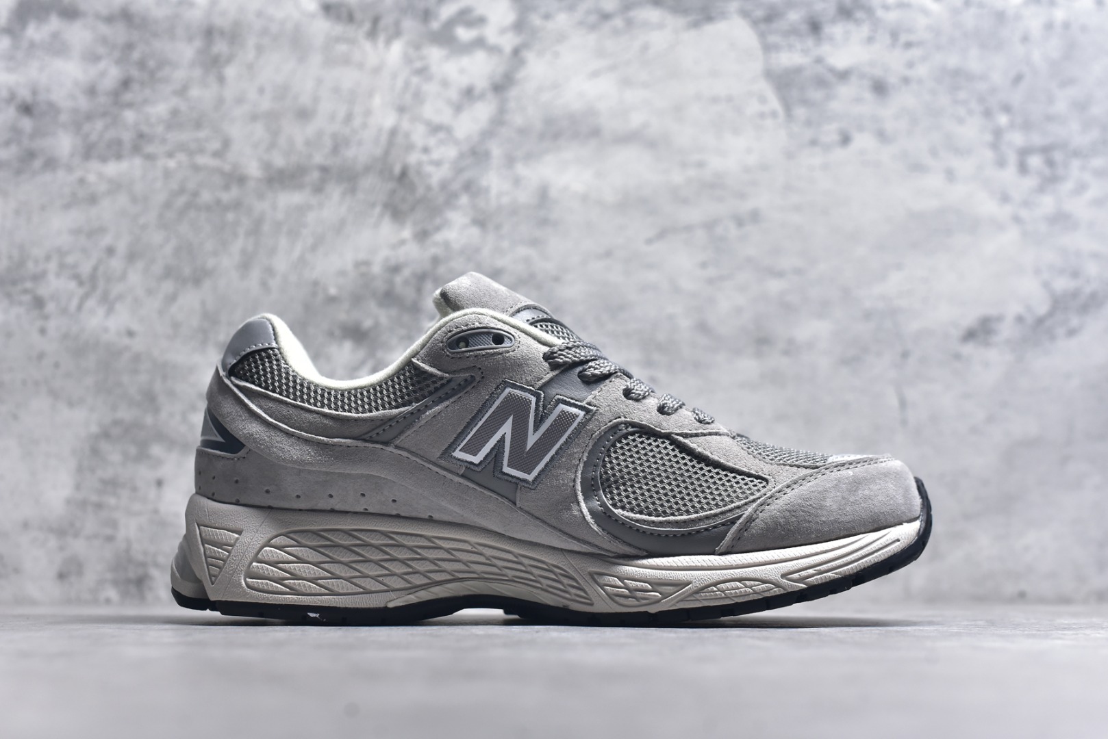 图片[3]-#New Balance NB2002系列 男女休闲慢跑鞋 必备的时髦单品之一 最新出的2002R系列 这款延续了经典科技 升级版N-ERGY缓震物料机能与材质上脚太舒适了 鞋面的柔软麂皮搭配尼龙网布 特别透气而且还复古感 不管是搭配牛仔裤还工装裤都是百搭！小红书众多博主上脚推荐！实拍调校N版已经零色差零失真 百分百还原实物色彩所见即所得 不存在货不对板色差等低级问题 选购参考实物拍摄 不混卖不参货 只用心做好货严格选品 承诺混一赔十 尺码：36 36.5 37 37.5 38 38.5 39.5 40 40.5 41.5 42 42.5 43 44 45-选品中心