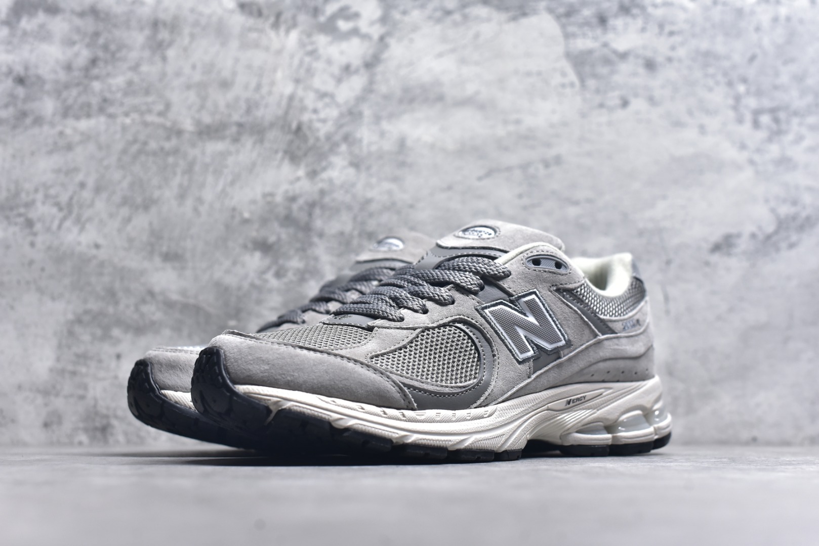 图片[2]-#New Balance NB2002系列 男女休闲慢跑鞋 必备的时髦单品之一 最新出的2002R系列 这款延续了经典科技 升级版N-ERGY缓震物料机能与材质上脚太舒适了 鞋面的柔软麂皮搭配尼龙网布 特别透气而且还复古感 不管是搭配牛仔裤还工装裤都是百搭！小红书众多博主上脚推荐！实拍调校N版已经零色差零失真 百分百还原实物色彩所见即所得 不存在货不对板色差等低级问题 选购参考实物拍摄 不混卖不参货 只用心做好货严格选品 承诺混一赔十 尺码：36 36.5 37 37.5 38 38.5 39.5 40 40.5 41.5 42 42.5 43 44 45-选品中心