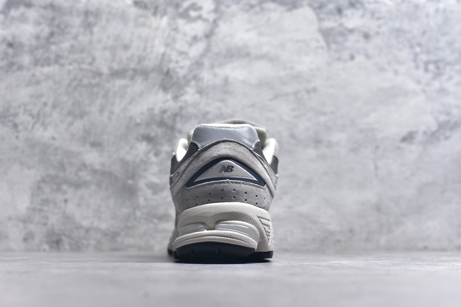 图片[5]-#New Balance NB2002系列 男女休闲慢跑鞋 必备的时髦单品之一 最新出的2002R系列 这款延续了经典科技 升级版N-ERGY缓震物料机能与材质上脚太舒适了 鞋面的柔软麂皮搭配尼龙网布 特别透气而且还复古感 不管是搭配牛仔裤还工装裤都是百搭！小红书众多博主上脚推荐！实拍调校N版已经零色差零失真 百分百还原实物色彩所见即所得 不存在货不对板色差等低级问题 选购参考实物拍摄 不混卖不参货 只用心做好货严格选品 承诺混一赔十 尺码：36 36.5 37 37.5 38 38.5 39.5 40 40.5 41.5 42 42.5 43 44 45-选品中心