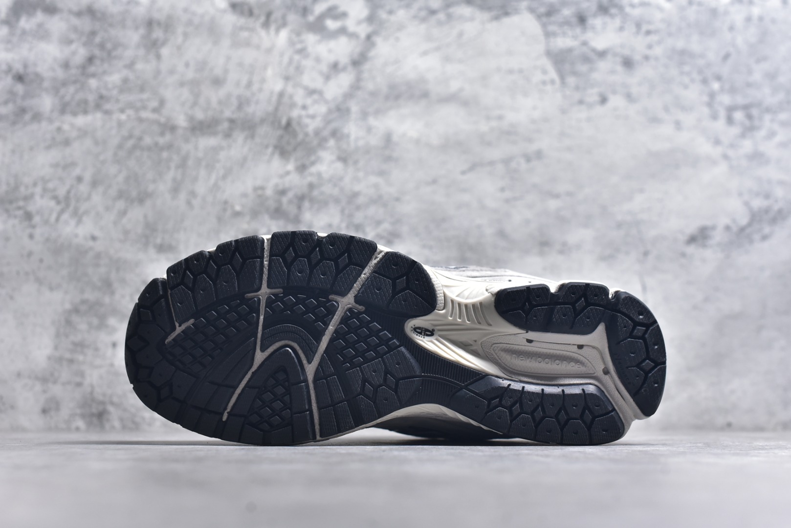 图片[6]-#New Balance NB2002系列 男女休闲慢跑鞋 必备的时髦单品之一 最新出的2002R系列 这款延续了经典科技 升级版N-ERGY缓震物料机能与材质上脚太舒适了 鞋面的柔软麂皮搭配尼龙网布 特别透气而且还复古感 不管是搭配牛仔裤还工装裤都是百搭！小红书众多博主上脚推荐！实拍调校N版已经零色差零失真 百分百还原实物色彩所见即所得 不存在货不对板色差等低级问题 选购参考实物拍摄 不混卖不参货 只用心做好货严格选品 承诺混一赔十 尺码：36 36.5 37 37.5 38 38.5 39.5 40 40.5 41.5 42 42.5 43 44 45-选品中心