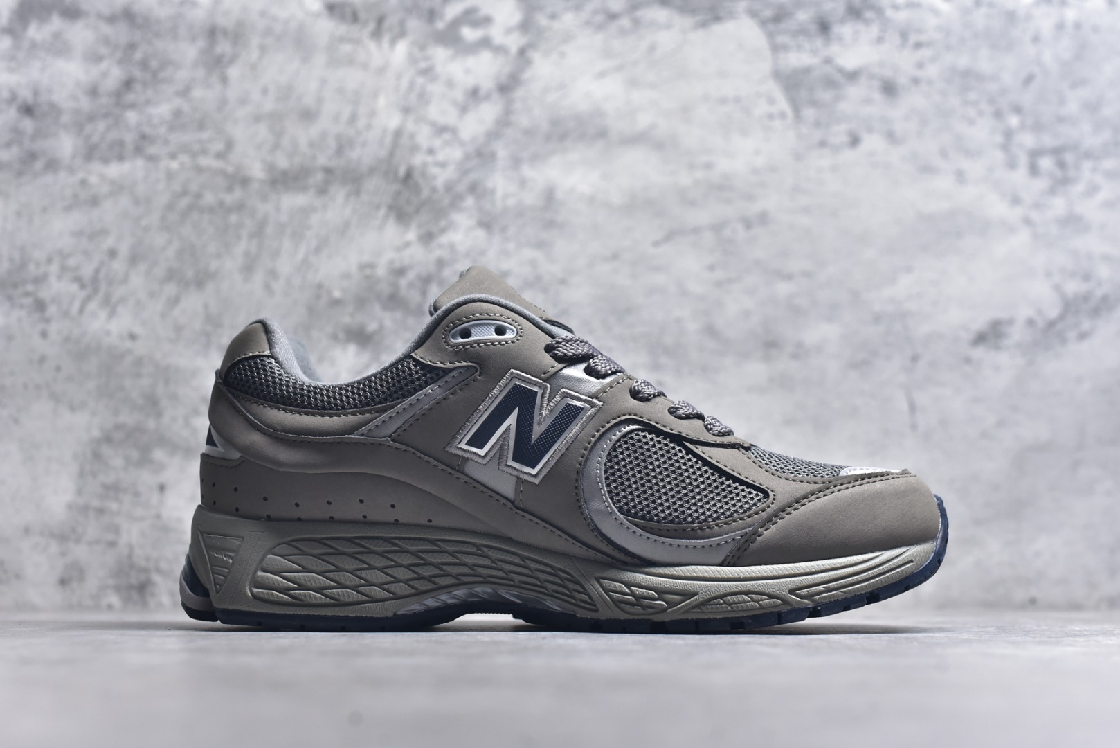 图片[3]-#New Balance NB2002系列 男女休闲慢跑鞋 必备的时髦单品之一 最新出的2002R系列 这款延续了经典科技 升级版N-ERGY缓震物料机能与材质上脚太舒适了 鞋面的柔软麂皮搭配尼龙网布 特别透气而且还复古感 不管是搭配牛仔裤还工装裤都是百搭！小红书众多博主上脚推荐！实拍调校N版已经零色差零失真 百分百还原实物色彩所见即所得 不存在货不对板色差等低级问题 选购参考实物拍摄 不混卖不参货 只用心做好货严格选品 承诺混一赔十 尺码：36 36.5 37 37.5 38 38.5 39.5 40 40.5 41.5 42 42.5 43 44 45-选品中心