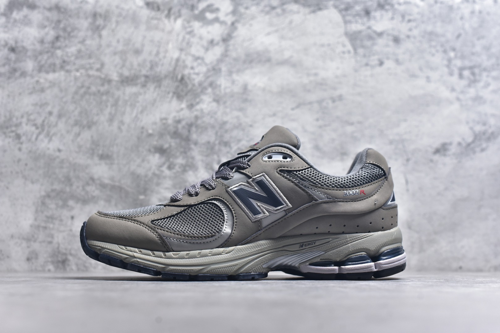 #New Balance NB2002系列 男女休闲慢跑鞋 必备的时髦单品之一 最新出的2002R系列 这款延续了经典科技 升级版N-ERGY缓震物料机能与材质上脚太舒适了 鞋面的柔软麂皮搭配尼龙网布 特别透气而且还复古感 不管是搭配牛仔裤还工装裤都是百搭！小红书众多博主上脚推荐！实拍调校N版已经零色差零失真 百分百还原实物色彩所见即所得 不存在货不对板色差等低级问题 选购参考实物拍摄 不混卖不参货 只用心做好货严格选品 承诺混一赔十 尺码：36 36.5 37 37.5 38 38.5 39.5 40 40.5 41.5 42 42.5 43 44 45-选品中心