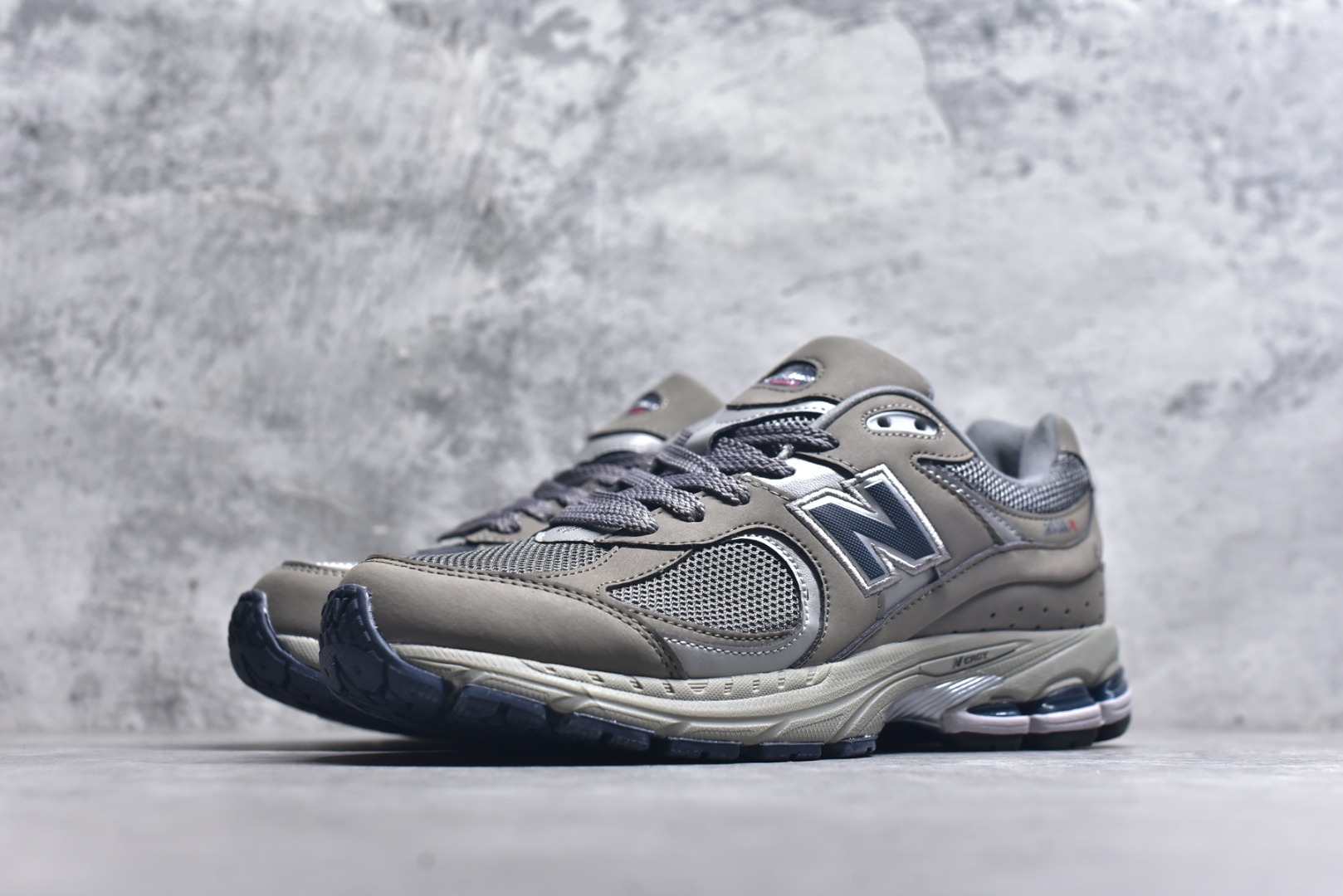 图片[2]-#New Balance NB2002系列 男女休闲慢跑鞋 必备的时髦单品之一 最新出的2002R系列 这款延续了经典科技 升级版N-ERGY缓震物料机能与材质上脚太舒适了 鞋面的柔软麂皮搭配尼龙网布 特别透气而且还复古感 不管是搭配牛仔裤还工装裤都是百搭！小红书众多博主上脚推荐！实拍调校N版已经零色差零失真 百分百还原实物色彩所见即所得 不存在货不对板色差等低级问题 选购参考实物拍摄 不混卖不参货 只用心做好货严格选品 承诺混一赔十 尺码：36 36.5 37 37.5 38 38.5 39.5 40 40.5 41.5 42 42.5 43 44 45-选品中心