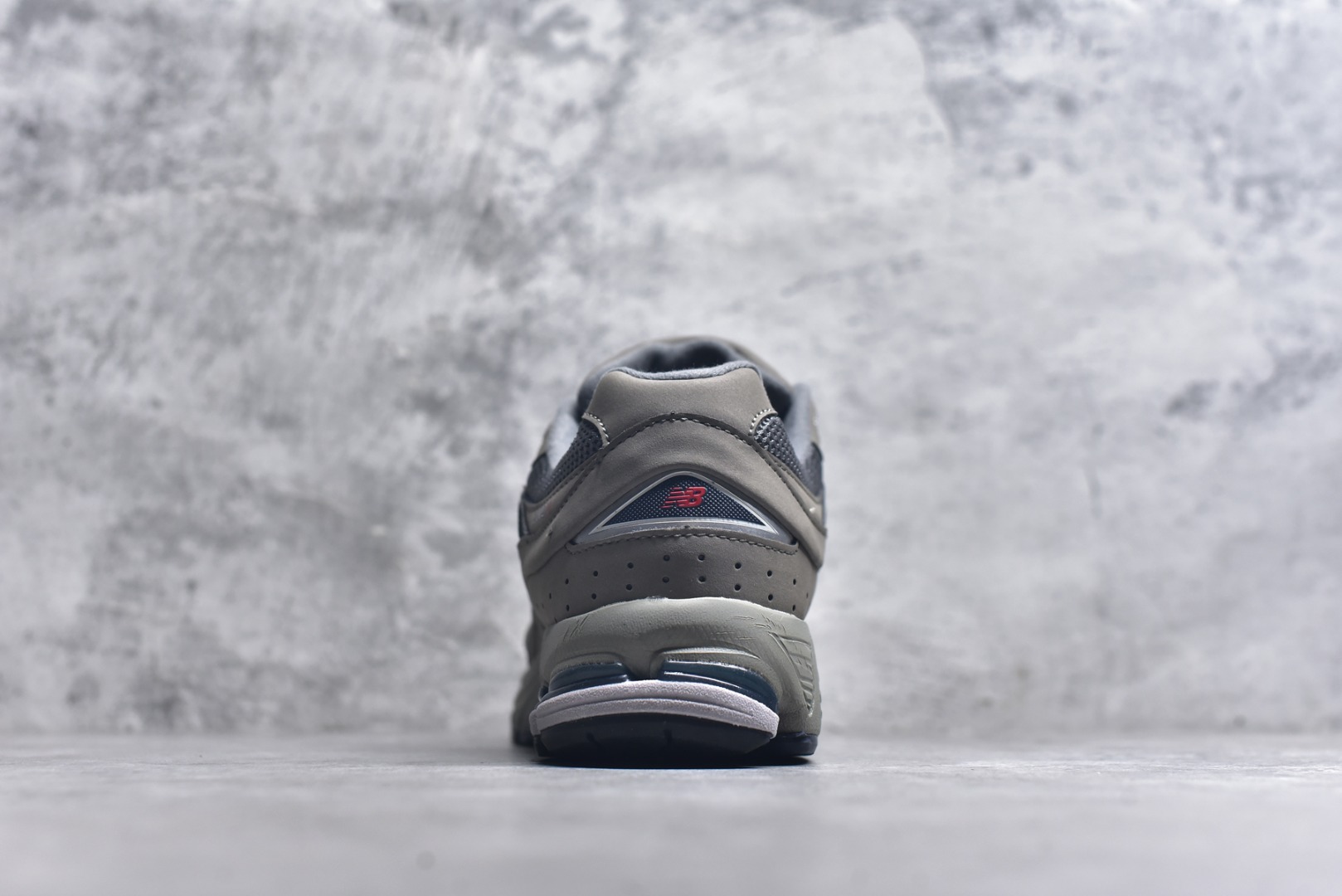 图片[5]-#New Balance NB2002系列 男女休闲慢跑鞋 必备的时髦单品之一 最新出的2002R系列 这款延续了经典科技 升级版N-ERGY缓震物料机能与材质上脚太舒适了 鞋面的柔软麂皮搭配尼龙网布 特别透气而且还复古感 不管是搭配牛仔裤还工装裤都是百搭！小红书众多博主上脚推荐！实拍调校N版已经零色差零失真 百分百还原实物色彩所见即所得 不存在货不对板色差等低级问题 选购参考实物拍摄 不混卖不参货 只用心做好货严格选品 承诺混一赔十 尺码：36 36.5 37 37.5 38 38.5 39.5 40 40.5 41.5 42 42.5 43 44 45-选品中心