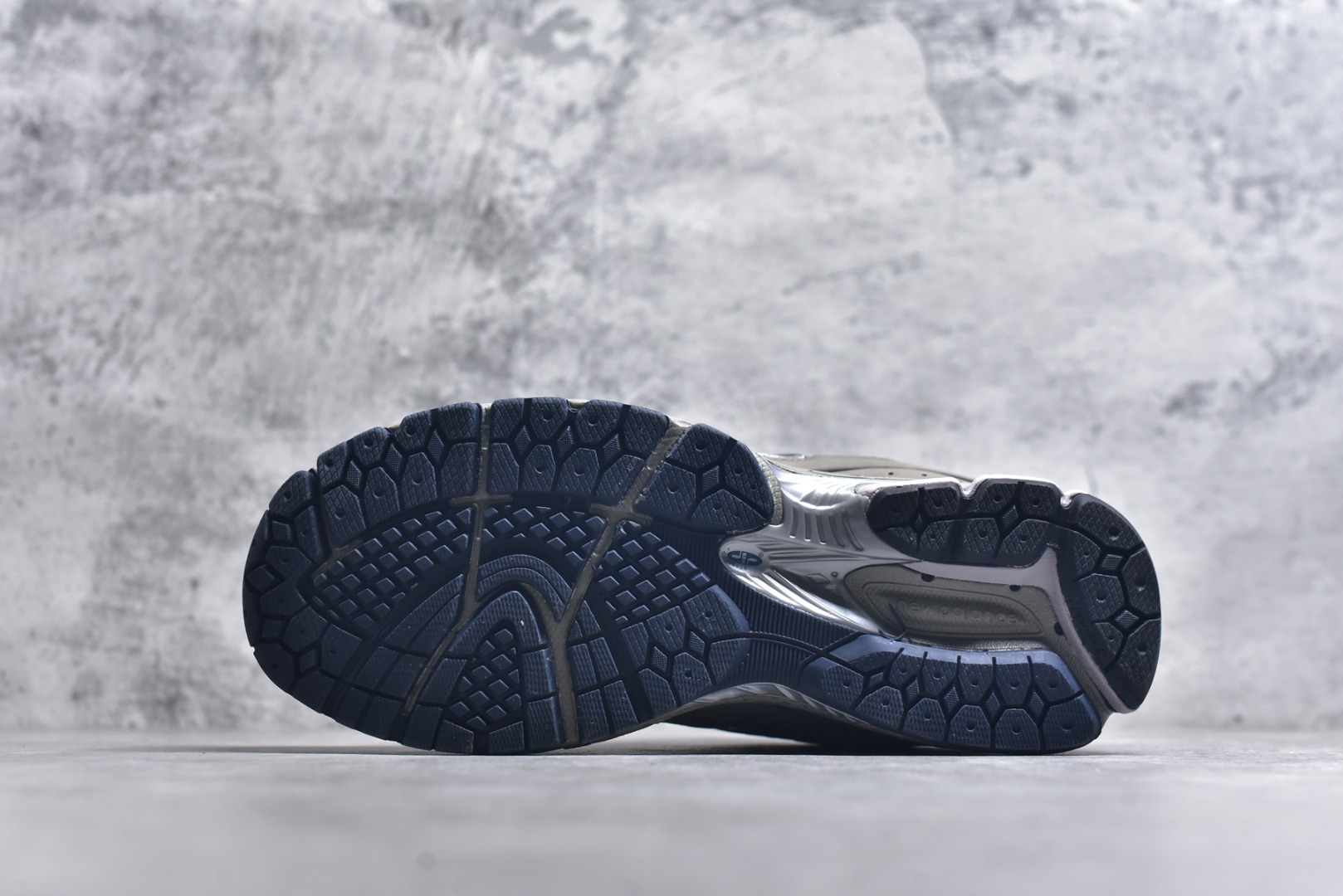 图片[6]-#New Balance NB2002系列 男女休闲慢跑鞋 必备的时髦单品之一 最新出的2002R系列 这款延续了经典科技 升级版N-ERGY缓震物料机能与材质上脚太舒适了 鞋面的柔软麂皮搭配尼龙网布 特别透气而且还复古感 不管是搭配牛仔裤还工装裤都是百搭！小红书众多博主上脚推荐！实拍调校N版已经零色差零失真 百分百还原实物色彩所见即所得 不存在货不对板色差等低级问题 选购参考实物拍摄 不混卖不参货 只用心做好货严格选品 承诺混一赔十 尺码：36 36.5 37 37.5 38 38.5 39.5 40 40.5 41.5 42 42.5 43 44 45-选品中心