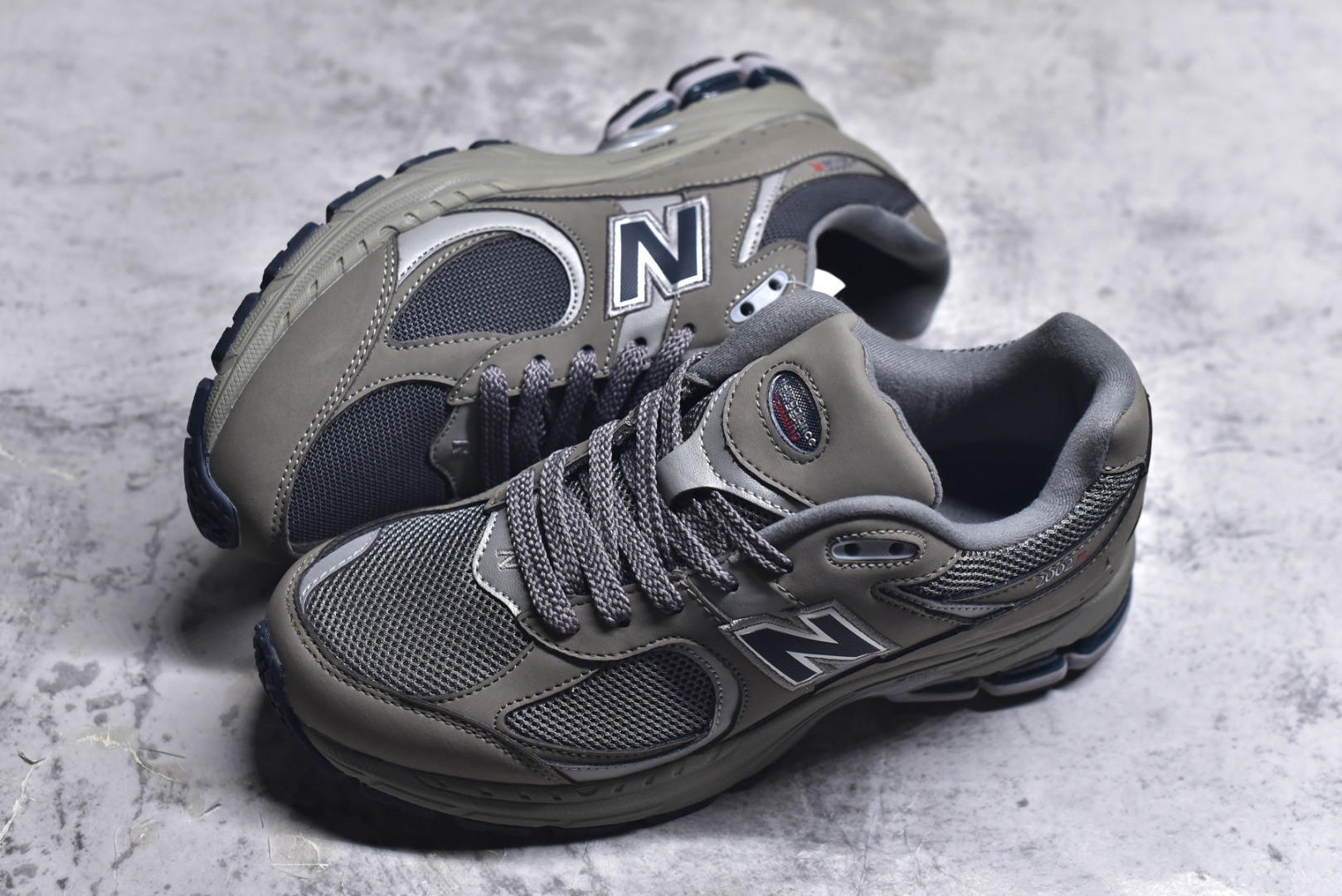 图片[7]-#New Balance NB2002系列 男女休闲慢跑鞋 必备的时髦单品之一 最新出的2002R系列 这款延续了经典科技 升级版N-ERGY缓震物料机能与材质上脚太舒适了 鞋面的柔软麂皮搭配尼龙网布 特别透气而且还复古感 不管是搭配牛仔裤还工装裤都是百搭！小红书众多博主上脚推荐！实拍调校N版已经零色差零失真 百分百还原实物色彩所见即所得 不存在货不对板色差等低级问题 选购参考实物拍摄 不混卖不参货 只用心做好货严格选品 承诺混一赔十 尺码：36 36.5 37 37.5 38 38.5 39.5 40 40.5 41.5 42 42.5 43 44 45-选品中心