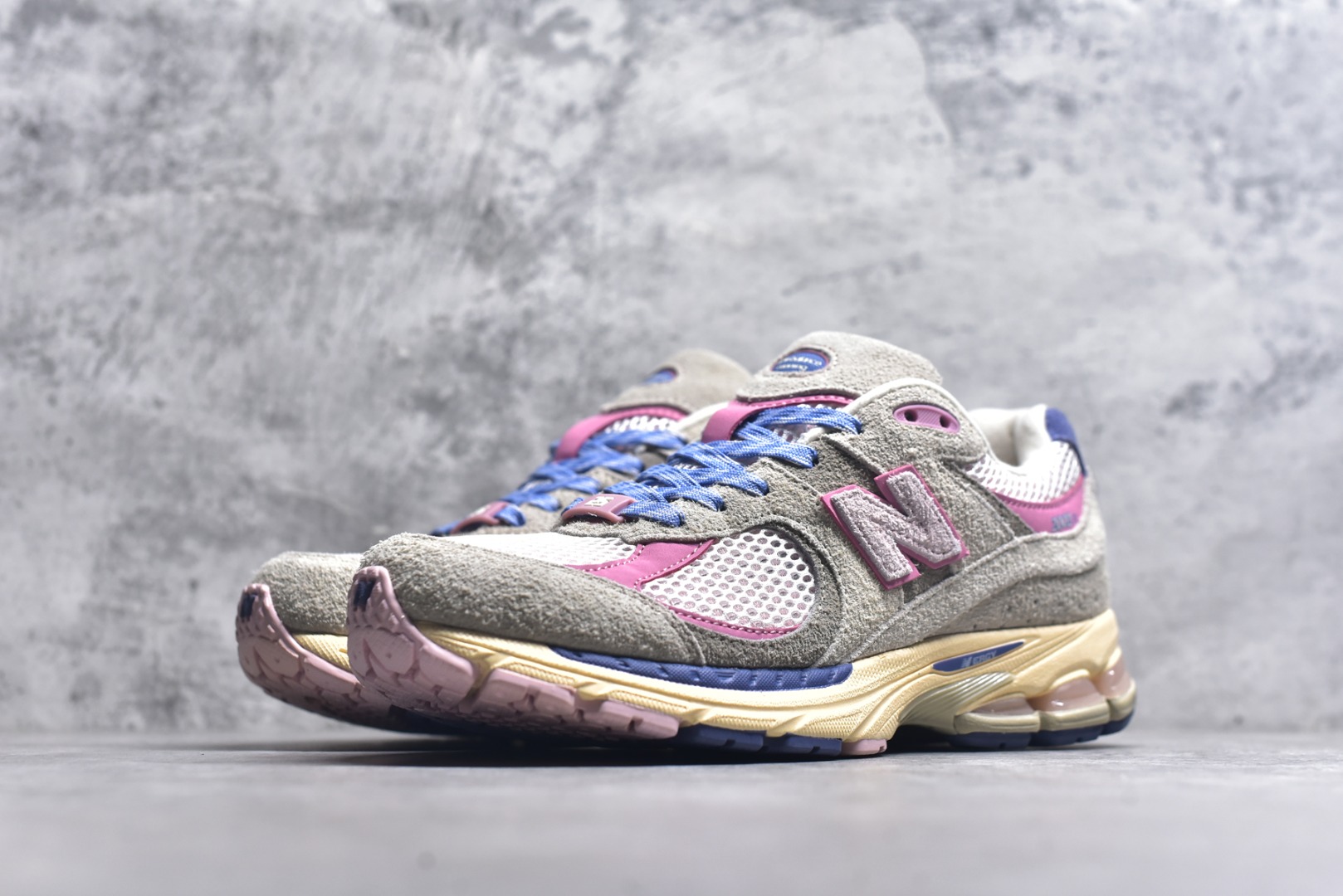 图片[2]-#New Balance NB2002系列 男女休闲慢跑鞋 必备的时髦单品之一 最新出的2002R系列 这款延续了经典科技 升级版N-ERGY缓震物料机能与材质上脚太舒适了 鞋面的柔软麂皮搭配尼龙网布 特别透气而且还复古感 不管是搭配牛仔裤还工装裤都是百搭！小红书众多博主上脚推荐！实拍调校N版已经零色差零失真 百分百还原实物色彩所见即所得 不存在货不对板色差等低级问题 选购参考实物拍摄 不混卖不参货 只用心做好货严格选品 承诺混一赔十 尺码：36 36.5 37 37.5 38 38.5 39.5 40 40.5 41.5 42 42.5 43 44 45-选品中心