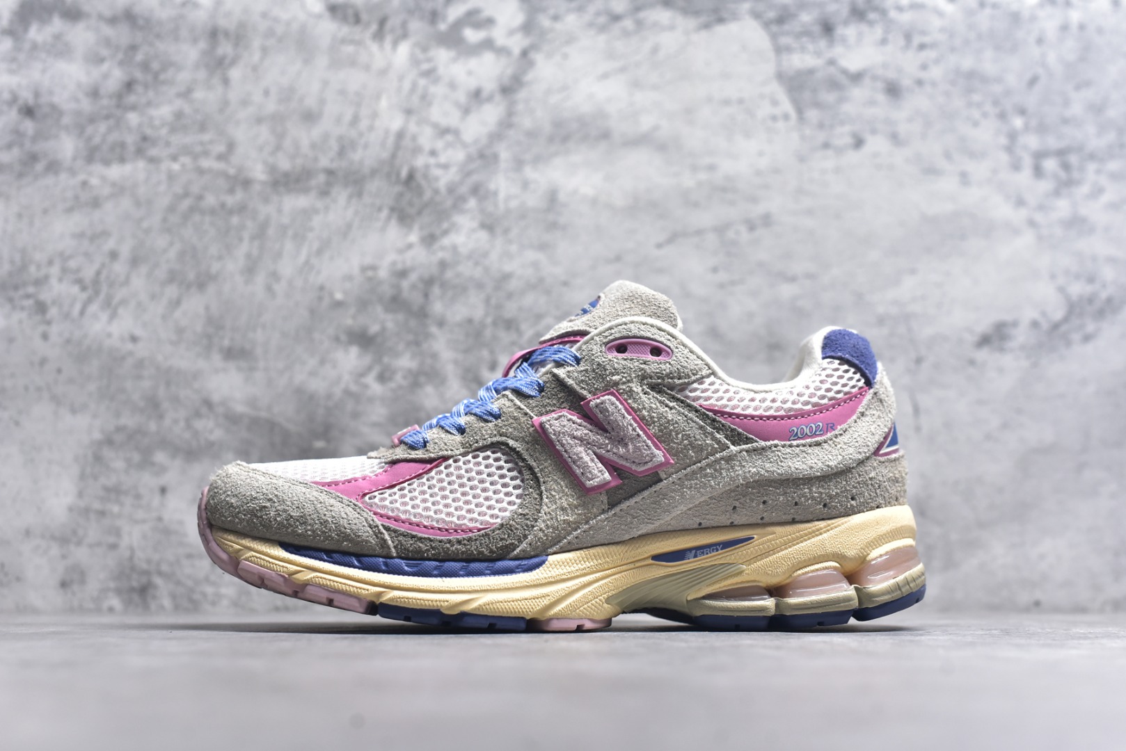 #New Balance NB2002系列 男女休闲慢跑鞋 必备的时髦单品之一 最新出的2002R系列 这款延续了经典科技 升级版N-ERGY缓震物料机能与材质上脚太舒适了 鞋面的柔软麂皮搭配尼龙网布 特别透气而且还复古感 不管是搭配牛仔裤还工装裤都是百搭！小红书众多博主上脚推荐！实拍调校N版已经零色差零失真 百分百还原实物色彩所见即所得 不存在货不对板色差等低级问题 选购参考实物拍摄 不混卖不参货 只用心做好货严格选品 承诺混一赔十 尺码：36 36.5 37 37.5 38 38.5 39.5 40 40.5 41.5 42 42.5 43 44 45-选品中心