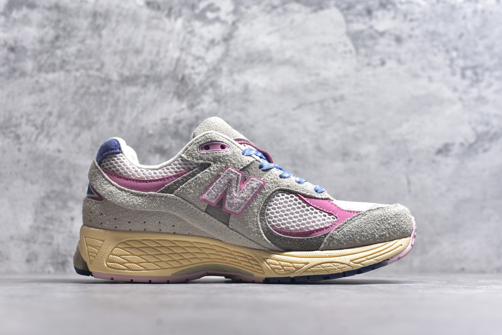 图片[3]-#New Balance NB2002系列 男女休闲慢跑鞋 必备的时髦单品之一 最新出的2002R系列 这款延续了经典科技 升级版N-ERGY缓震物料机能与材质上脚太舒适了 鞋面的柔软麂皮搭配尼龙网布 特别透气而且还复古感 不管是搭配牛仔裤还工装裤都是百搭！小红书众多博主上脚推荐！实拍调校N版已经零色差零失真 百分百还原实物色彩所见即所得 不存在货不对板色差等低级问题 选购参考实物拍摄 不混卖不参货 只用心做好货严格选品 承诺混一赔十 尺码：36 36.5 37 37.5 38 38.5 39.5 40 40.5 41.5 42 42.5 43 44 45-选品中心