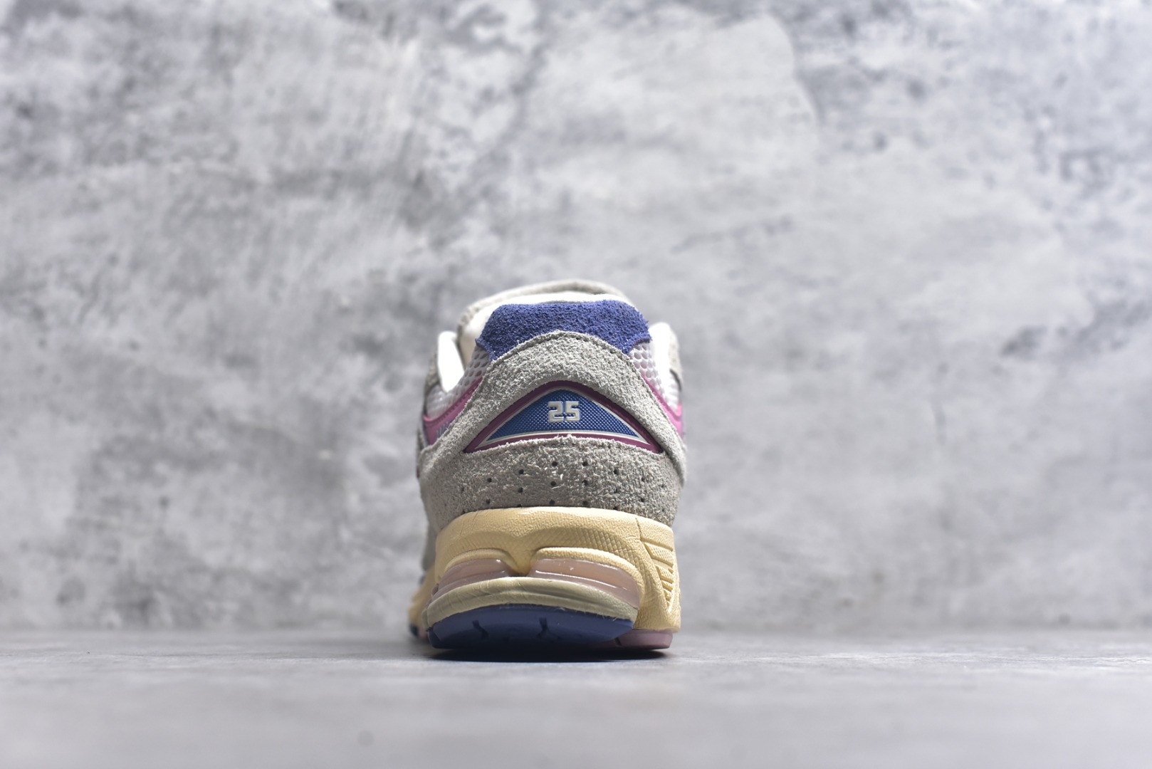 图片[5]-#New Balance NB2002系列 男女休闲慢跑鞋 必备的时髦单品之一 最新出的2002R系列 这款延续了经典科技 升级版N-ERGY缓震物料机能与材质上脚太舒适了 鞋面的柔软麂皮搭配尼龙网布 特别透气而且还复古感 不管是搭配牛仔裤还工装裤都是百搭！小红书众多博主上脚推荐！实拍调校N版已经零色差零失真 百分百还原实物色彩所见即所得 不存在货不对板色差等低级问题 选购参考实物拍摄 不混卖不参货 只用心做好货严格选品 承诺混一赔十 尺码：36 36.5 37 37.5 38 38.5 39.5 40 40.5 41.5 42 42.5 43 44 45-选品中心