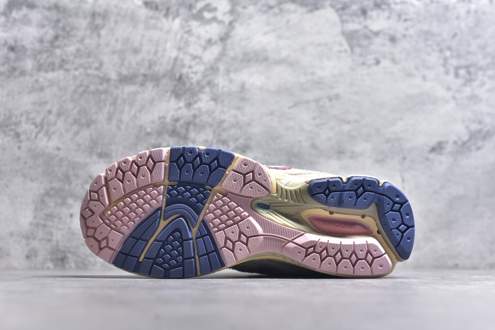 图片[6]-#New Balance NB2002系列 男女休闲慢跑鞋 必备的时髦单品之一 最新出的2002R系列 这款延续了经典科技 升级版N-ERGY缓震物料机能与材质上脚太舒适了 鞋面的柔软麂皮搭配尼龙网布 特别透气而且还复古感 不管是搭配牛仔裤还工装裤都是百搭！小红书众多博主上脚推荐！实拍调校N版已经零色差零失真 百分百还原实物色彩所见即所得 不存在货不对板色差等低级问题 选购参考实物拍摄 不混卖不参货 只用心做好货严格选品 承诺混一赔十 尺码：36 36.5 37 37.5 38 38.5 39.5 40 40.5 41.5 42 42.5 43 44 45-选品中心