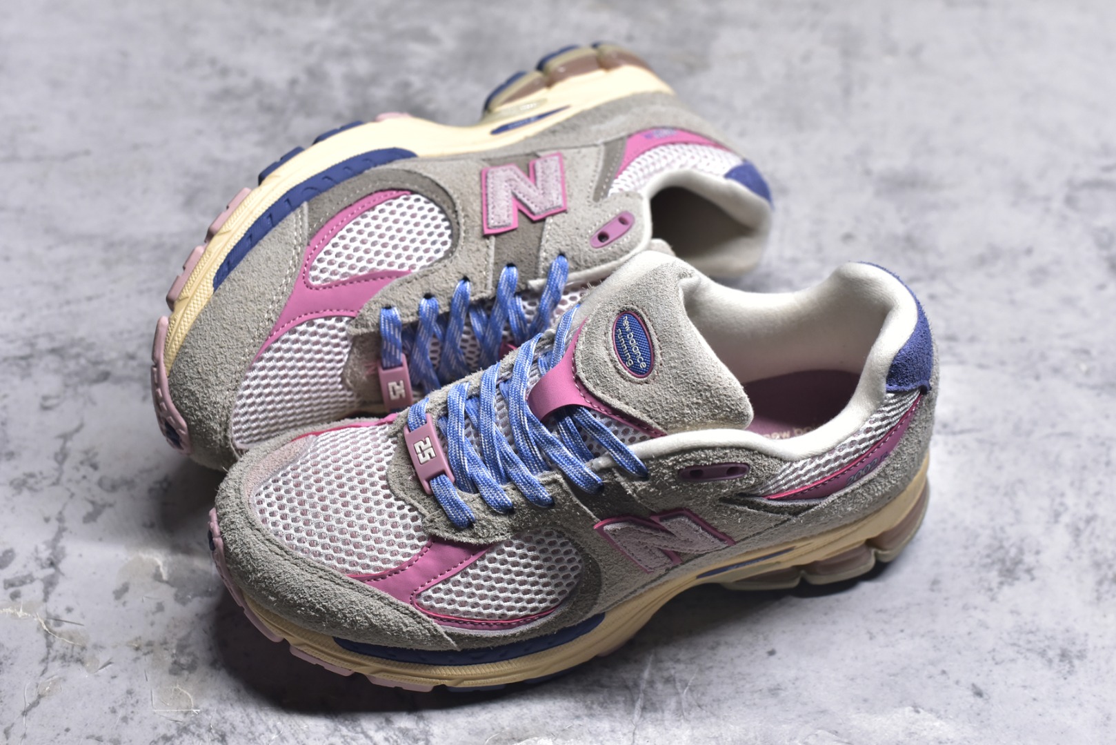 图片[7]-#New Balance NB2002系列 男女休闲慢跑鞋 必备的时髦单品之一 最新出的2002R系列 这款延续了经典科技 升级版N-ERGY缓震物料机能与材质上脚太舒适了 鞋面的柔软麂皮搭配尼龙网布 特别透气而且还复古感 不管是搭配牛仔裤还工装裤都是百搭！小红书众多博主上脚推荐！实拍调校N版已经零色差零失真 百分百还原实物色彩所见即所得 不存在货不对板色差等低级问题 选购参考实物拍摄 不混卖不参货 只用心做好货严格选品 承诺混一赔十 尺码：36 36.5 37 37.5 38 38.5 39.5 40 40.5 41.5 42 42.5 43 44 45-选品中心